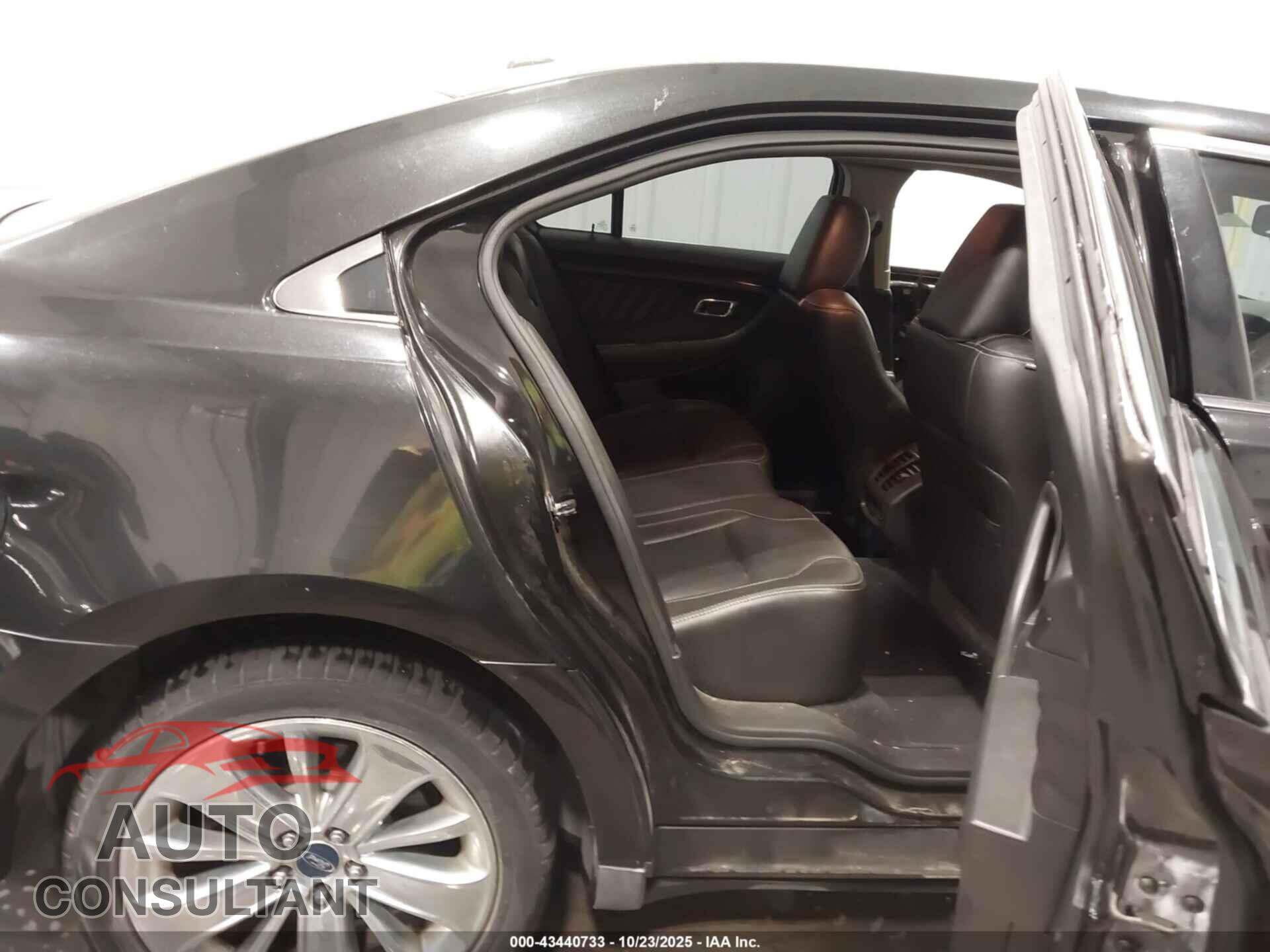 FORD TAURUS 2011 - 1FAHP2FWXBG138084