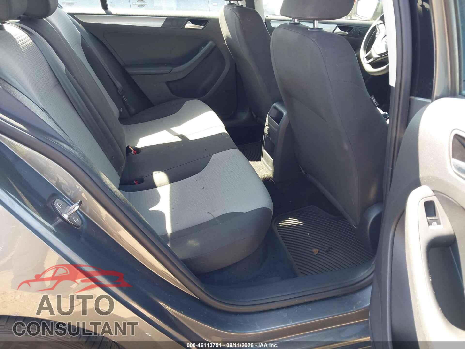 VOLKSWAGEN JETTA 2018 - 3VW2B7AJ8JM231663