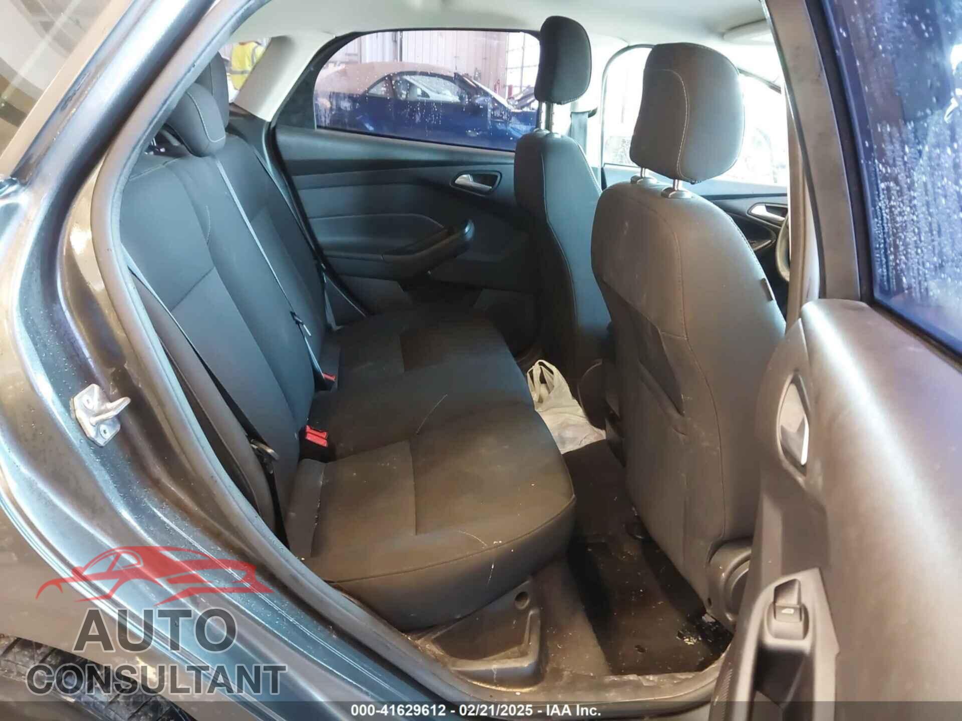 FORD FOCUS 2018 - 1FADP3K2XJL275264