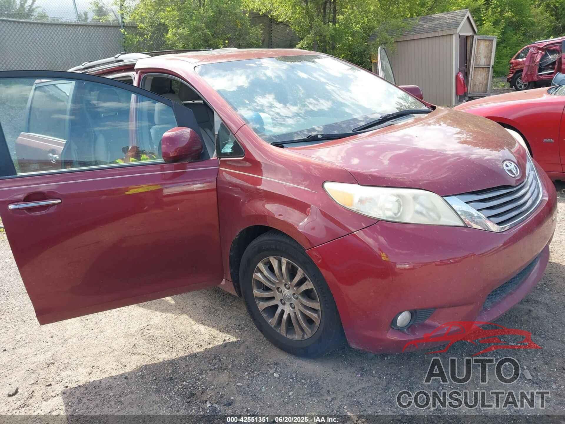 TOYOTA SIENNA 2015 - 5TDYK3DC2FS671808