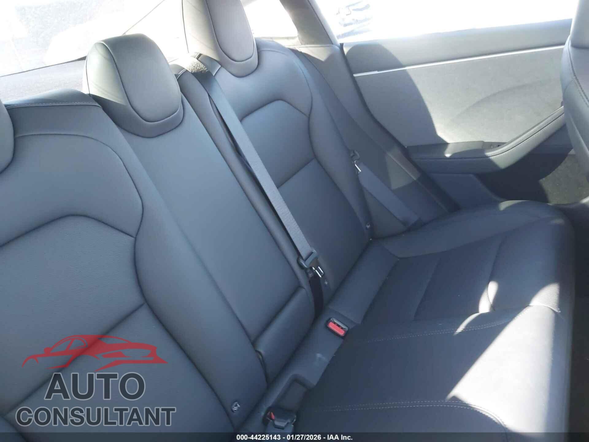 TESLA MODEL 3 2025 - 5YJ3E1EA2SF909237