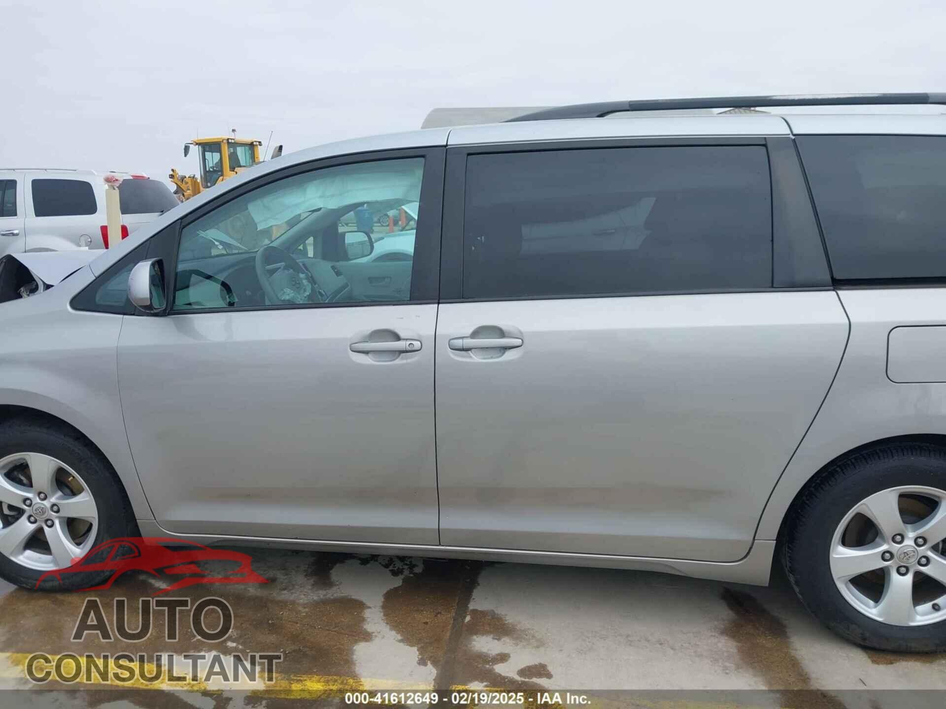 TOYOTA SIENNA 2011 - 5TDKK3DC6BS064973