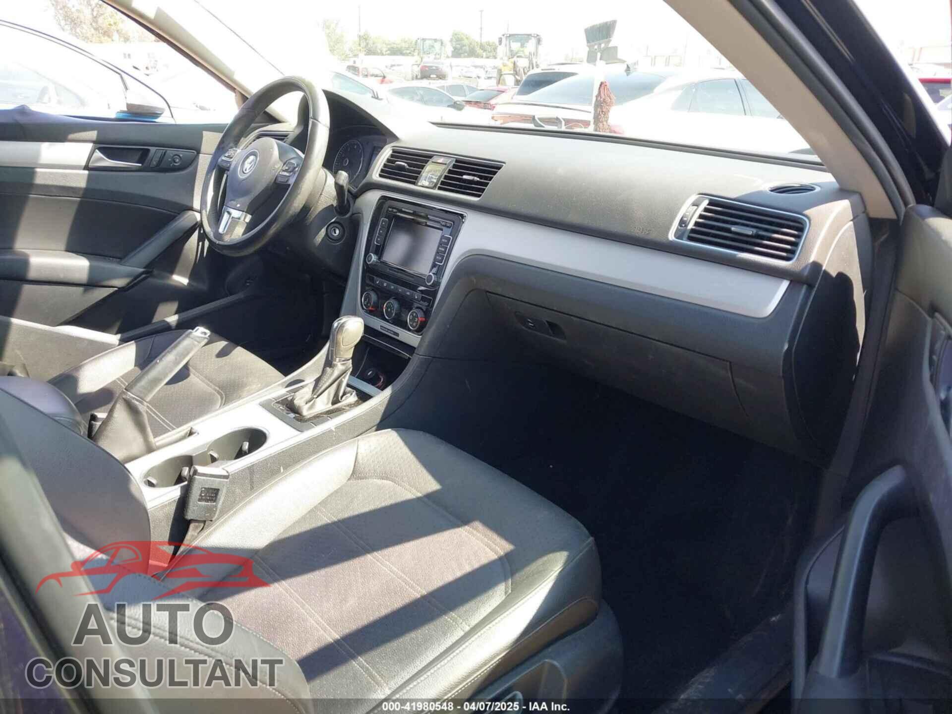 VOLKSWAGEN PASSAT 2013 - 1VWBP7A33DC061236