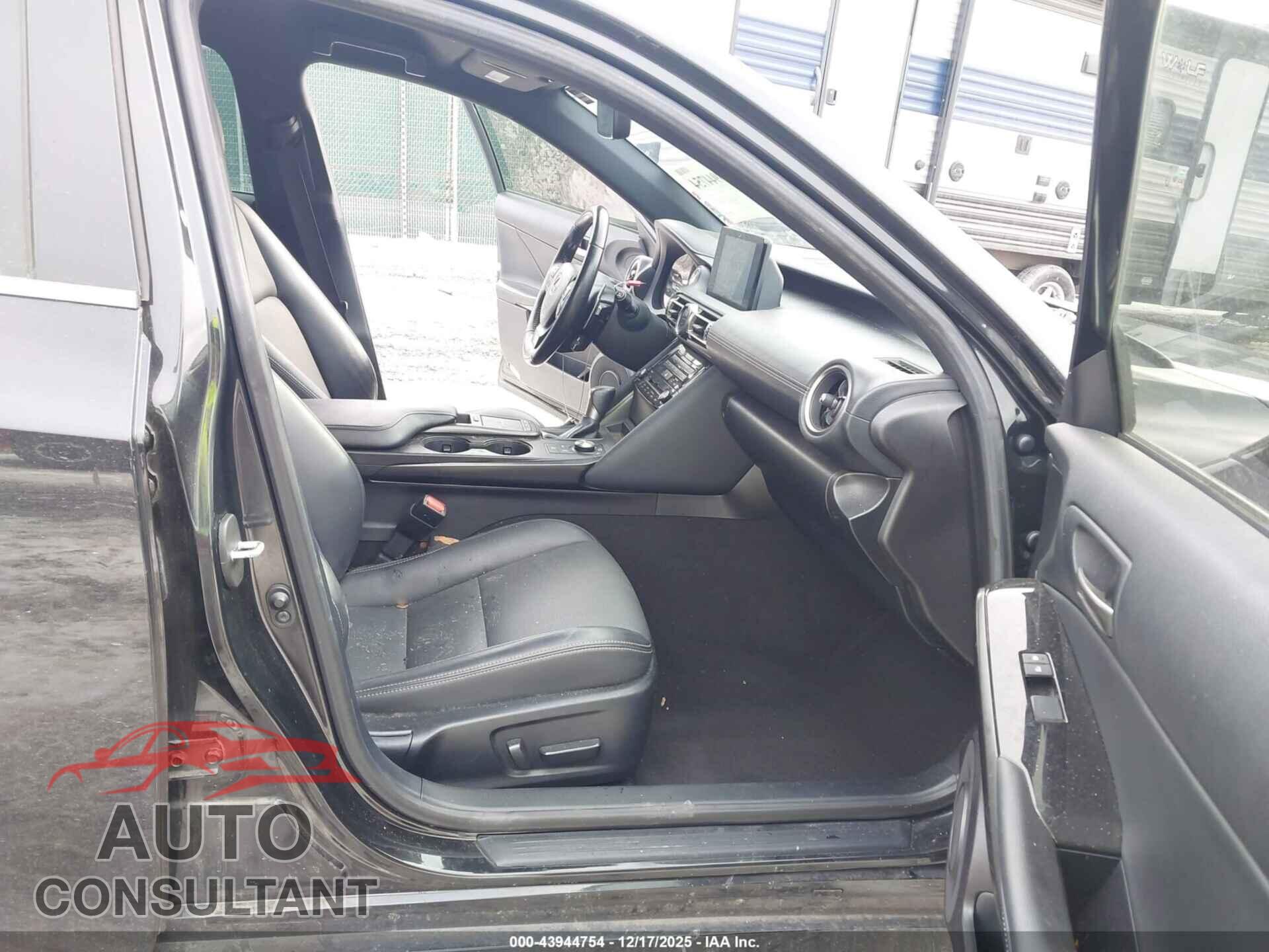 LEXUS IS 300 2021 - JTHAA1D26M5110125