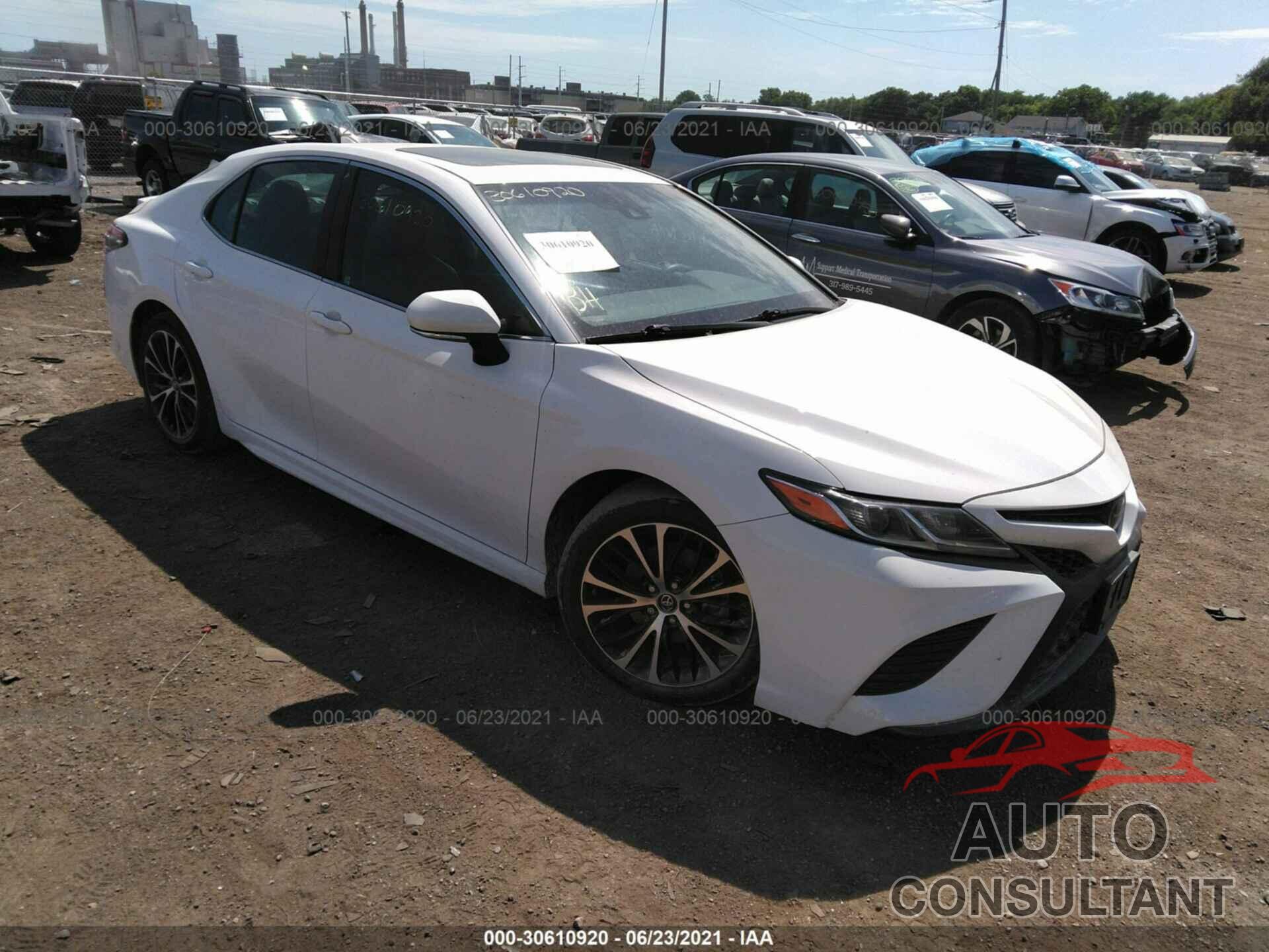 TOYOTA CAMRY 2018 - 4T1B11HK8JU022271