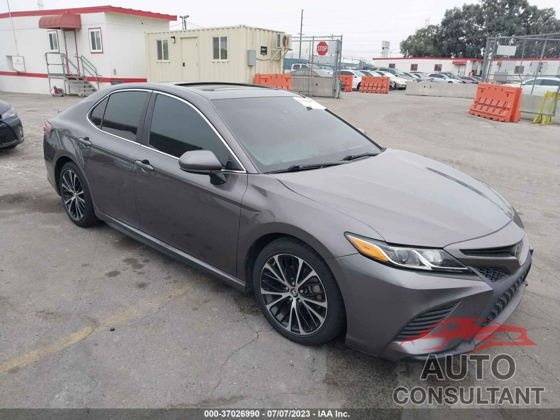 TOYOTA CAMRY 2018 - 4T1B11HK0JU039730