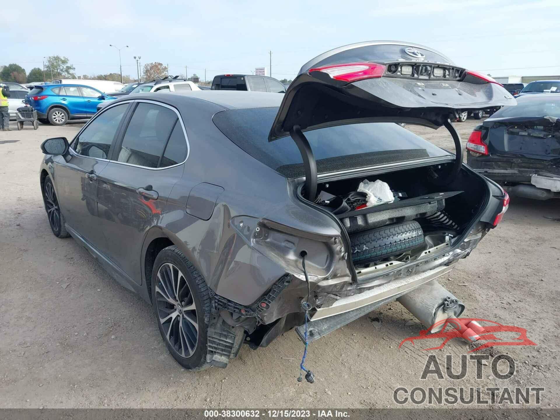 TOYOTA CAMRY 2018 - 4T1B11HK0JU542870