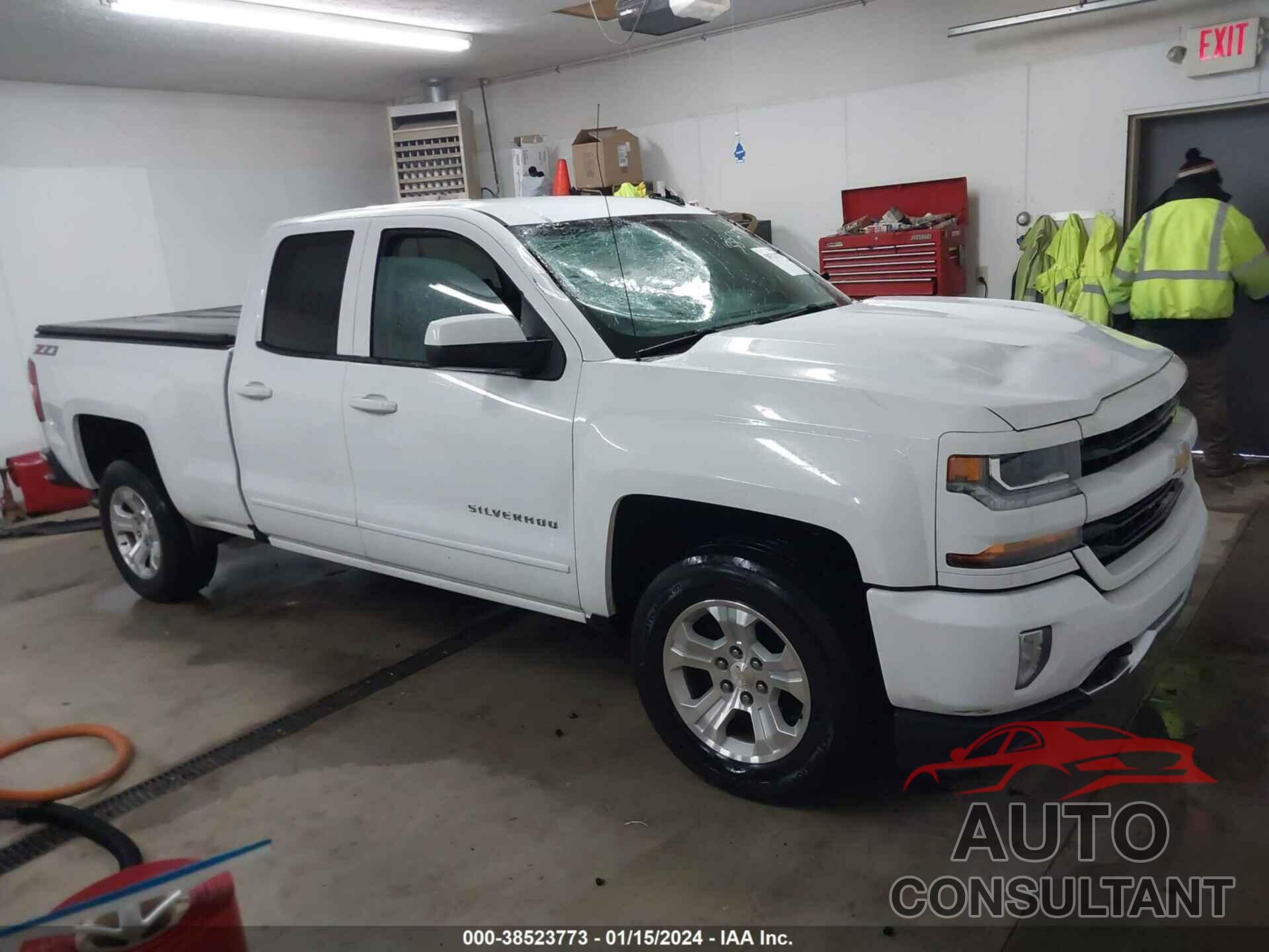 CHEVROLET SILVERADO 1500 2018 - 1GCVKREC7JZ217789