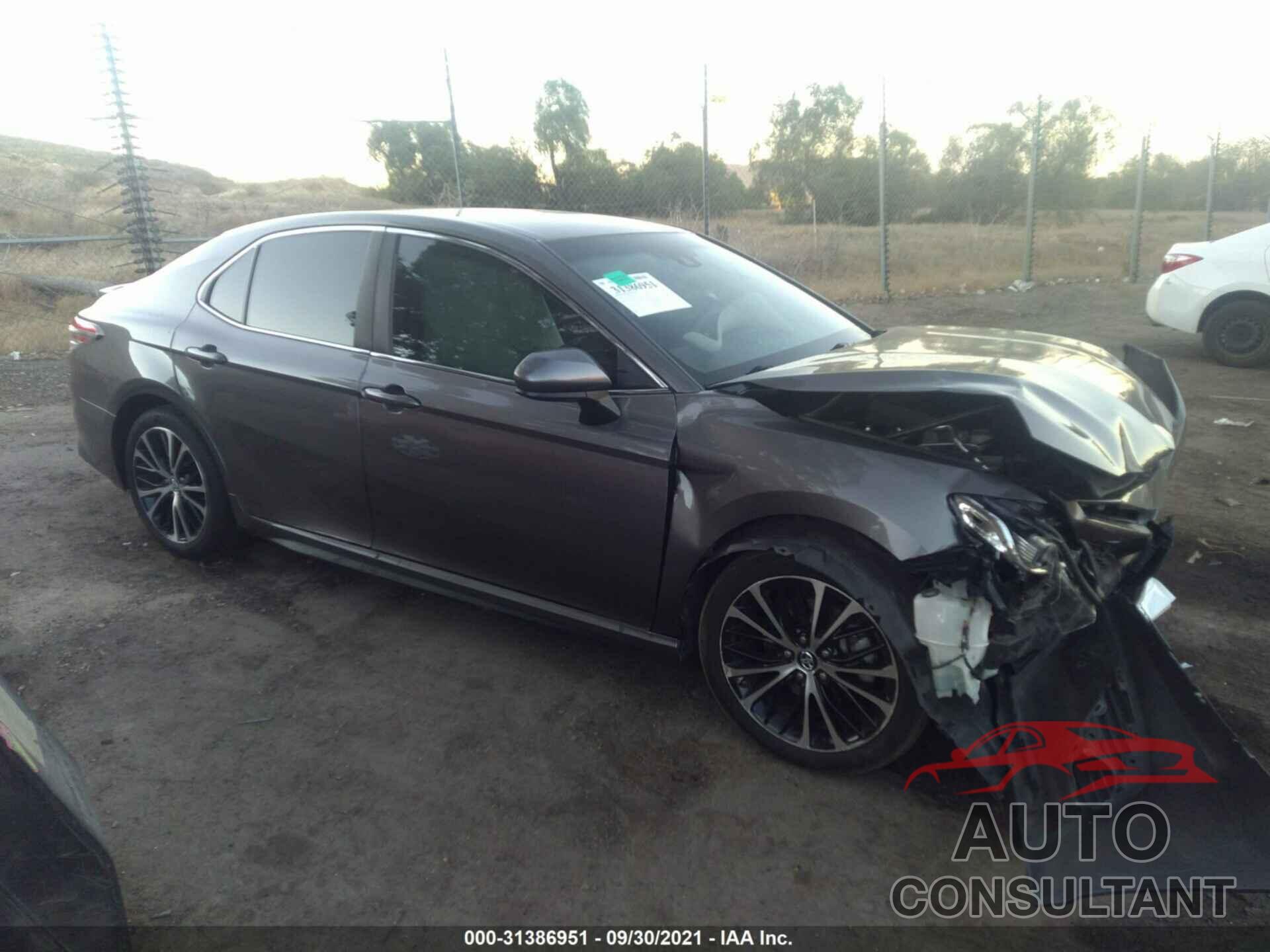 TOYOTA CAMRY 2018 - 4T1B11HK1JU630049