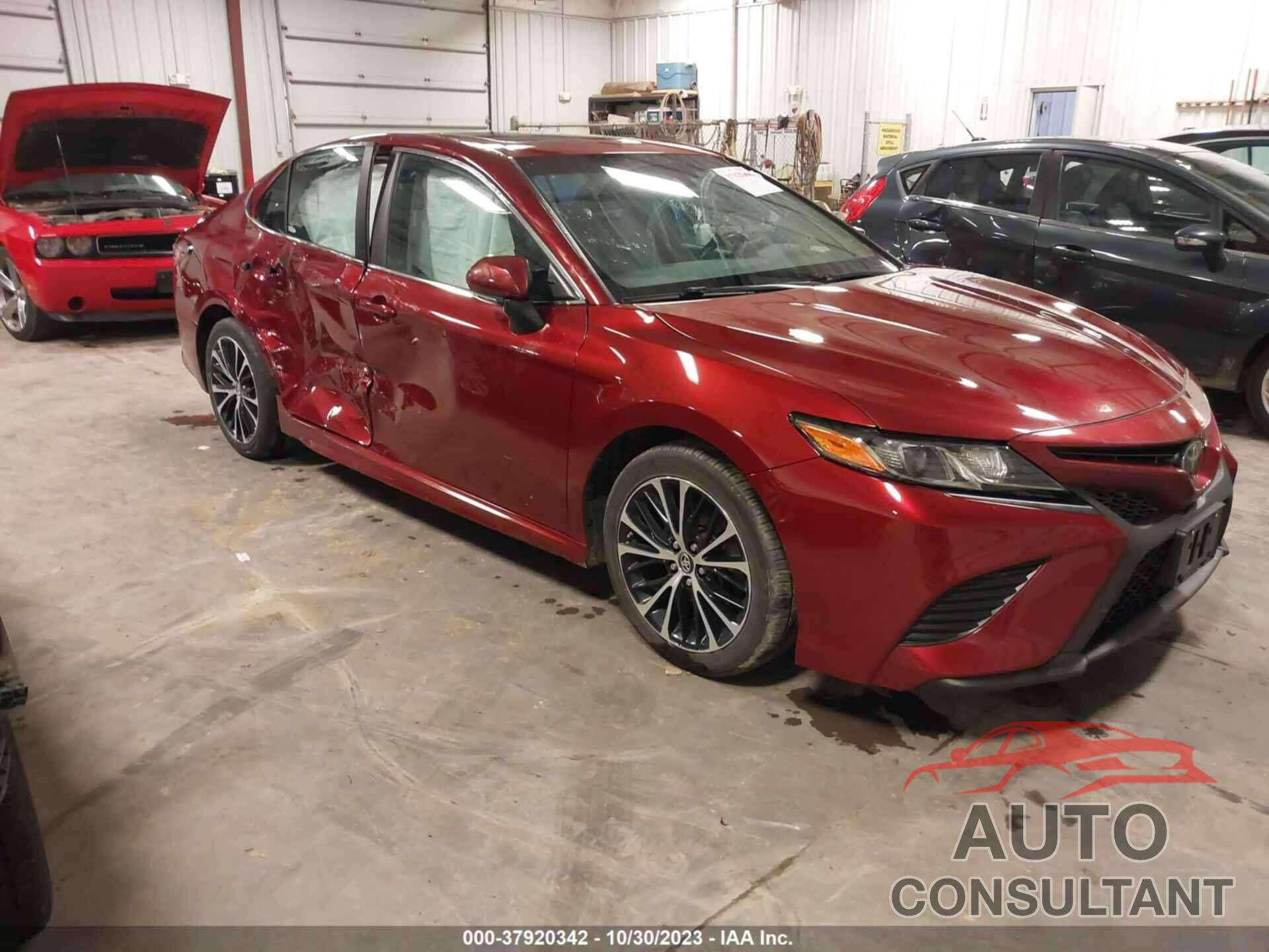 TOYOTA CAMRY 2018 - 4T1B11HK2JU551294