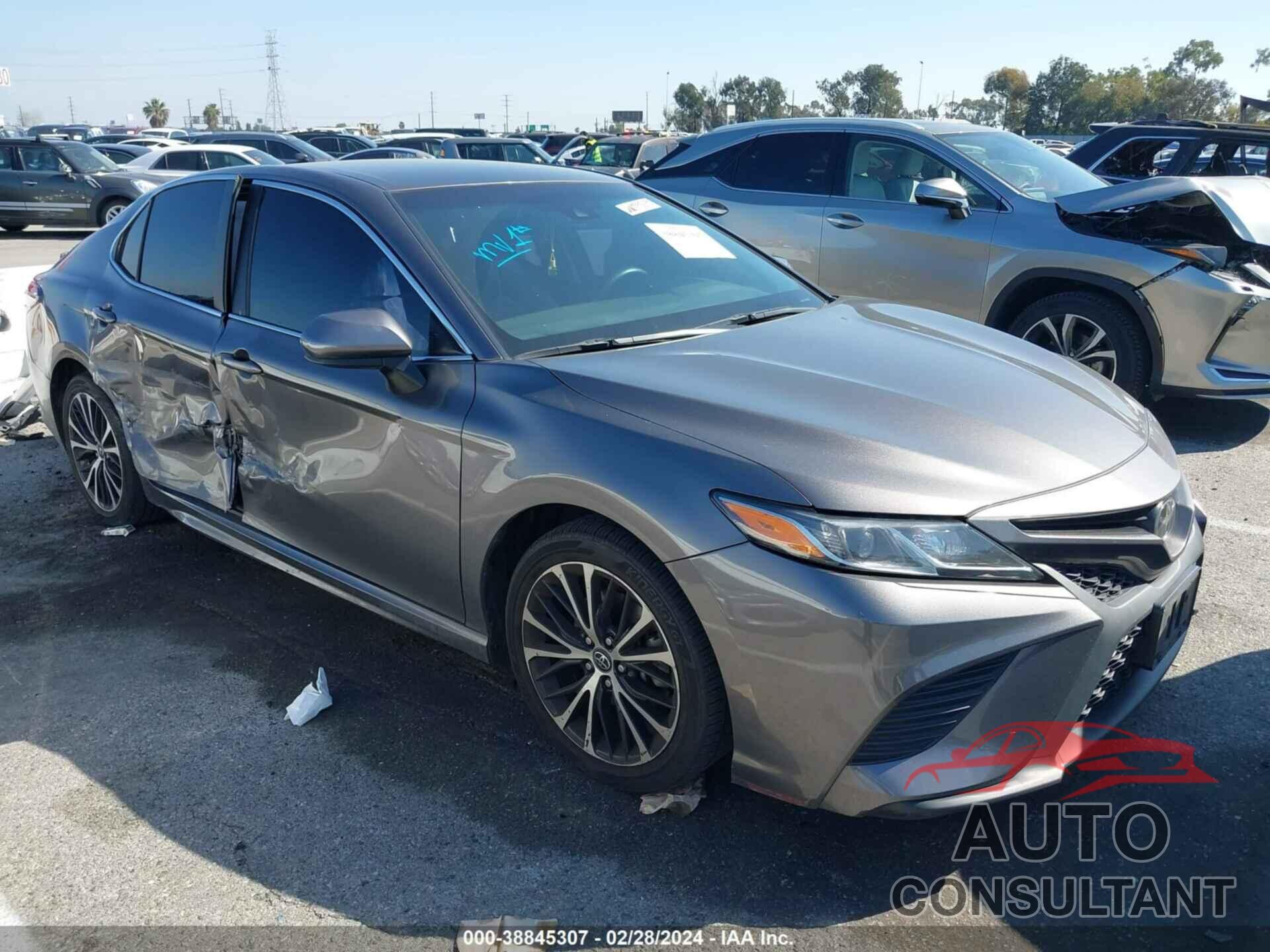 TOYOTA CAMRY 2018 - 4T1B11HK2JU640010