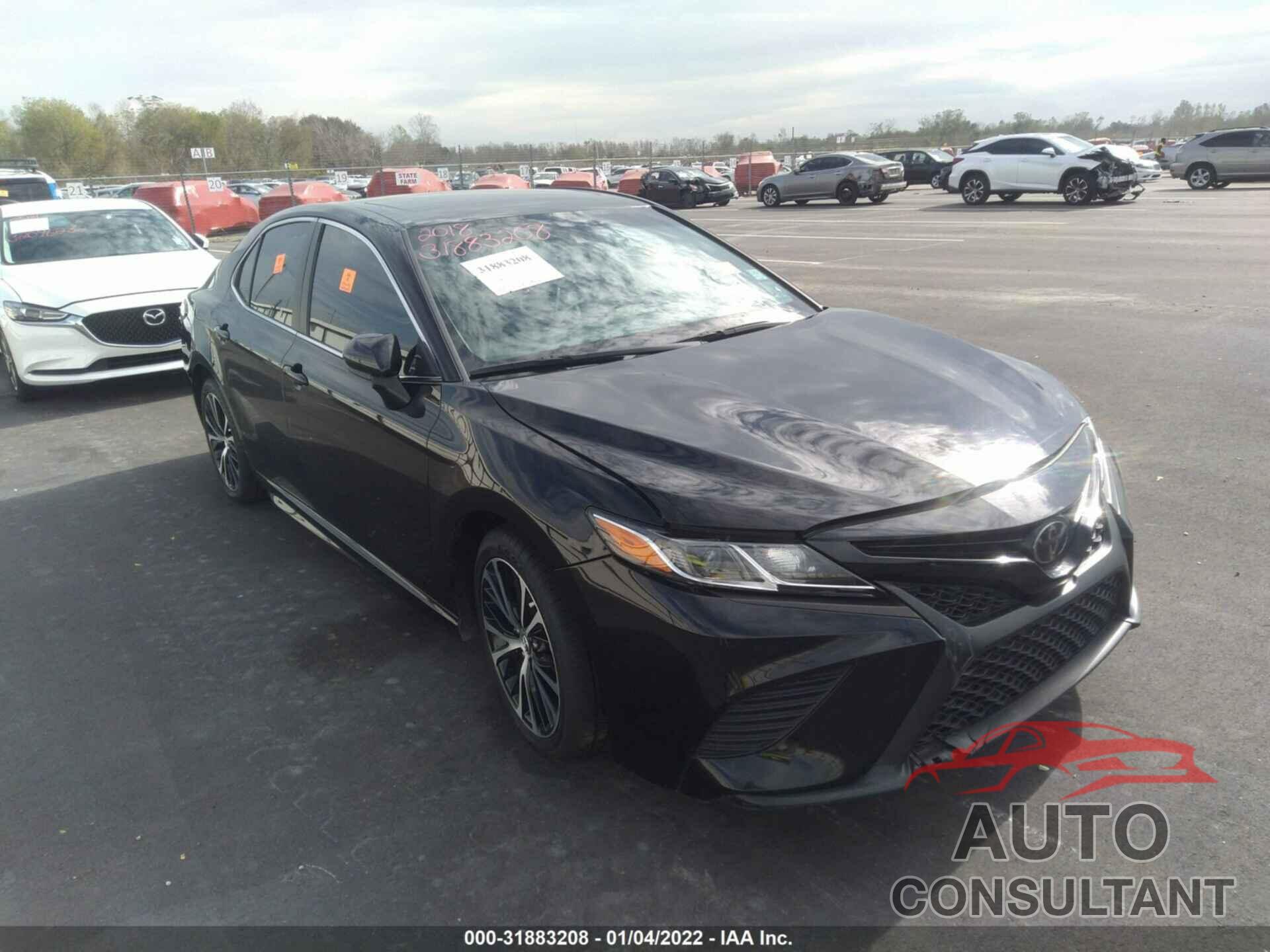 TOYOTA CAMRY 2018 - 4T1B11HK7JU140800