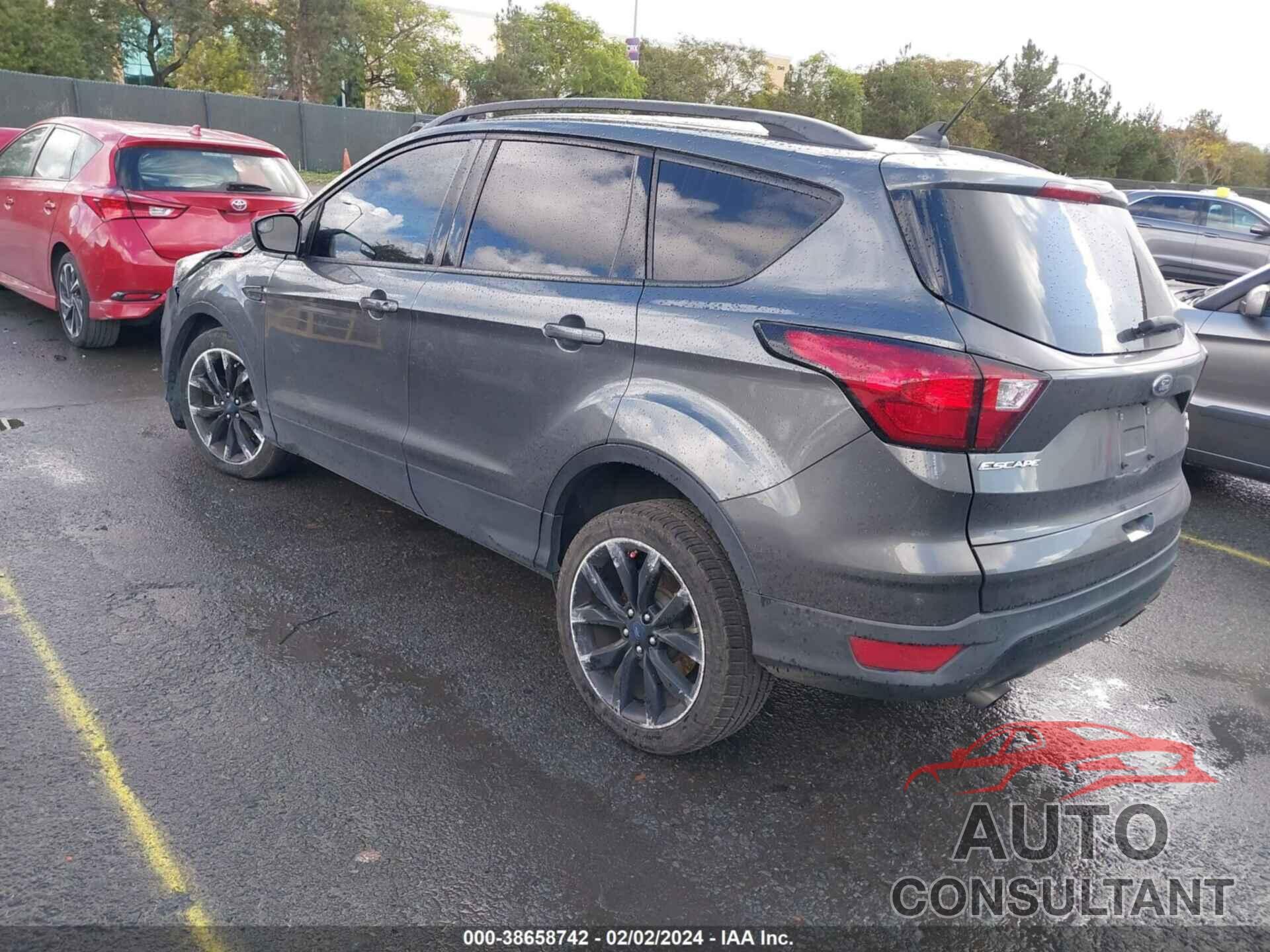 FORD ESCAPE 2019 - 1FMCU0GD8KUB05144