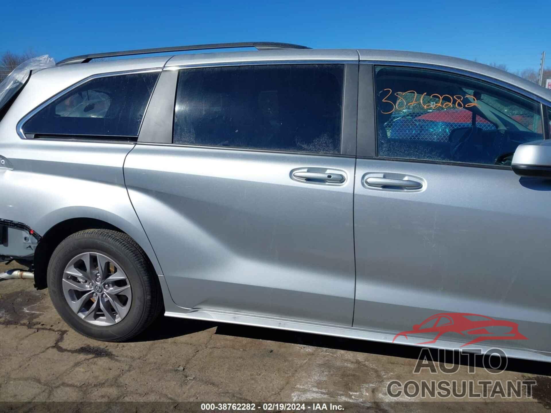 TOYOTA SIENNA 2023 - 5TDKRKEC8PS172751