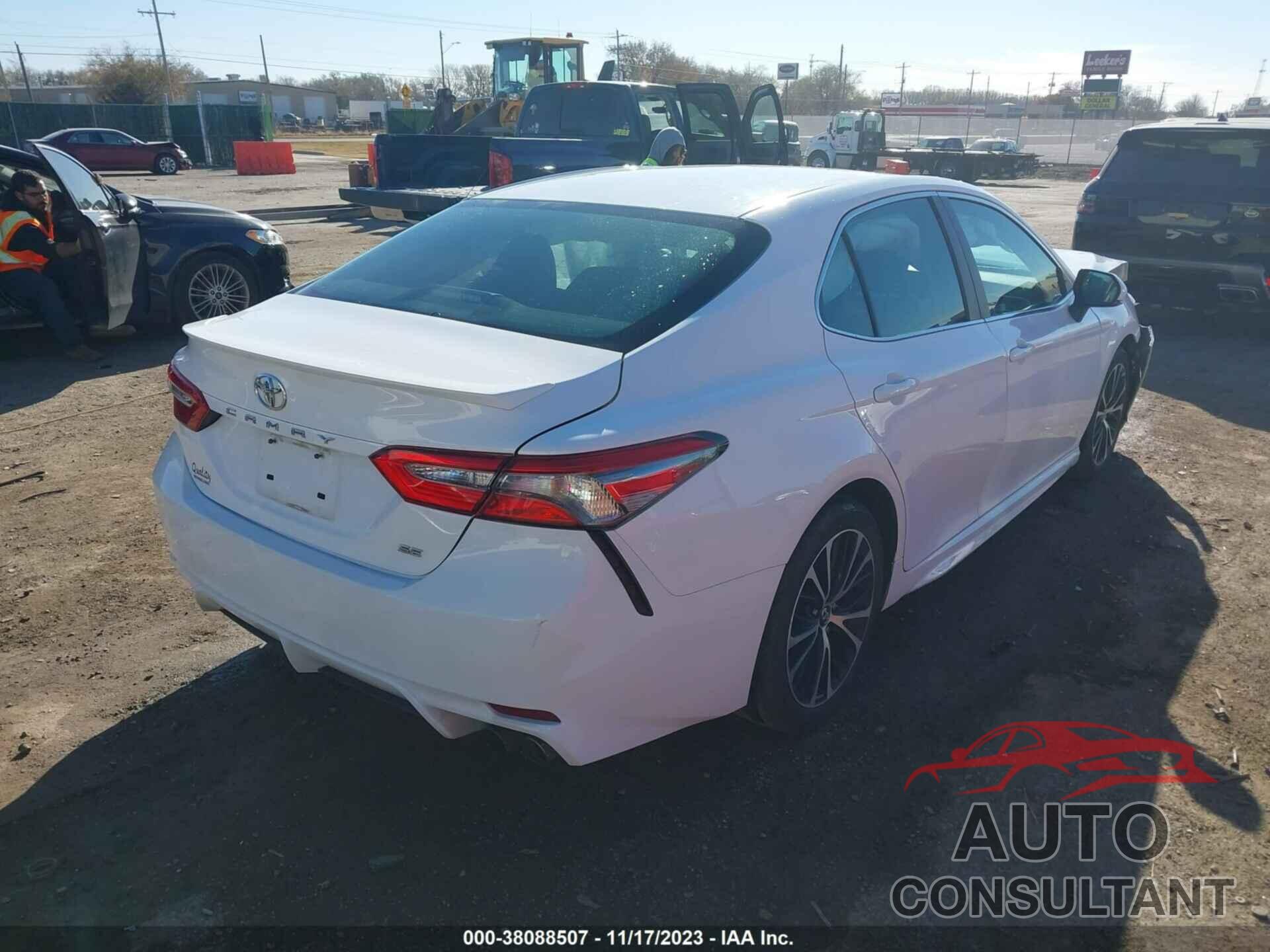 TOYOTA CAMRY 2018 - 4T1B11HK9JU653112