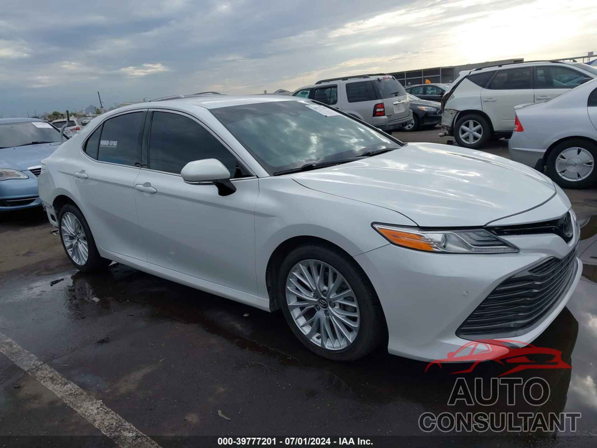 TOYOTA CAMRY 2018 - 4T1B11HK5JU083156