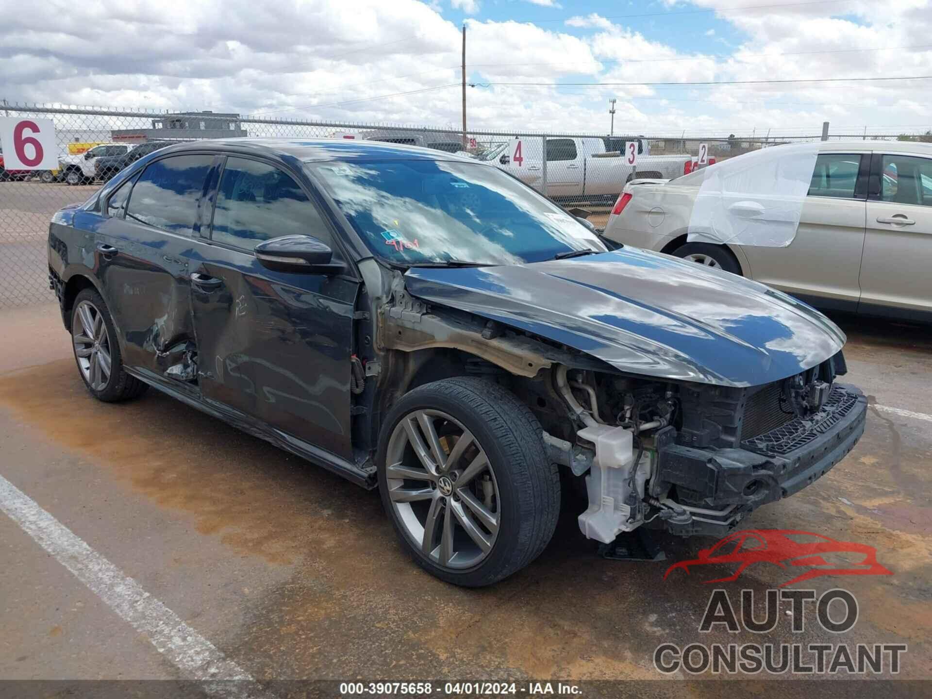 VOLKSWAGEN PASSAT 2018 - 1VWAA7A3XJC005464
