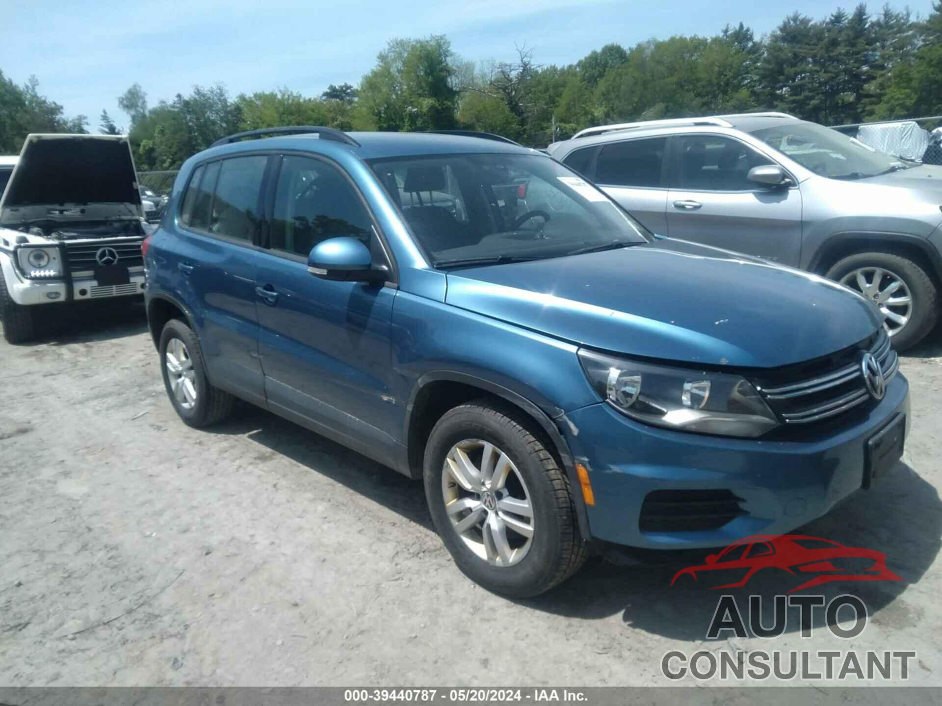 VOLKSWAGEN TIGUAN 2017 - WVGAV7AX5HK023165