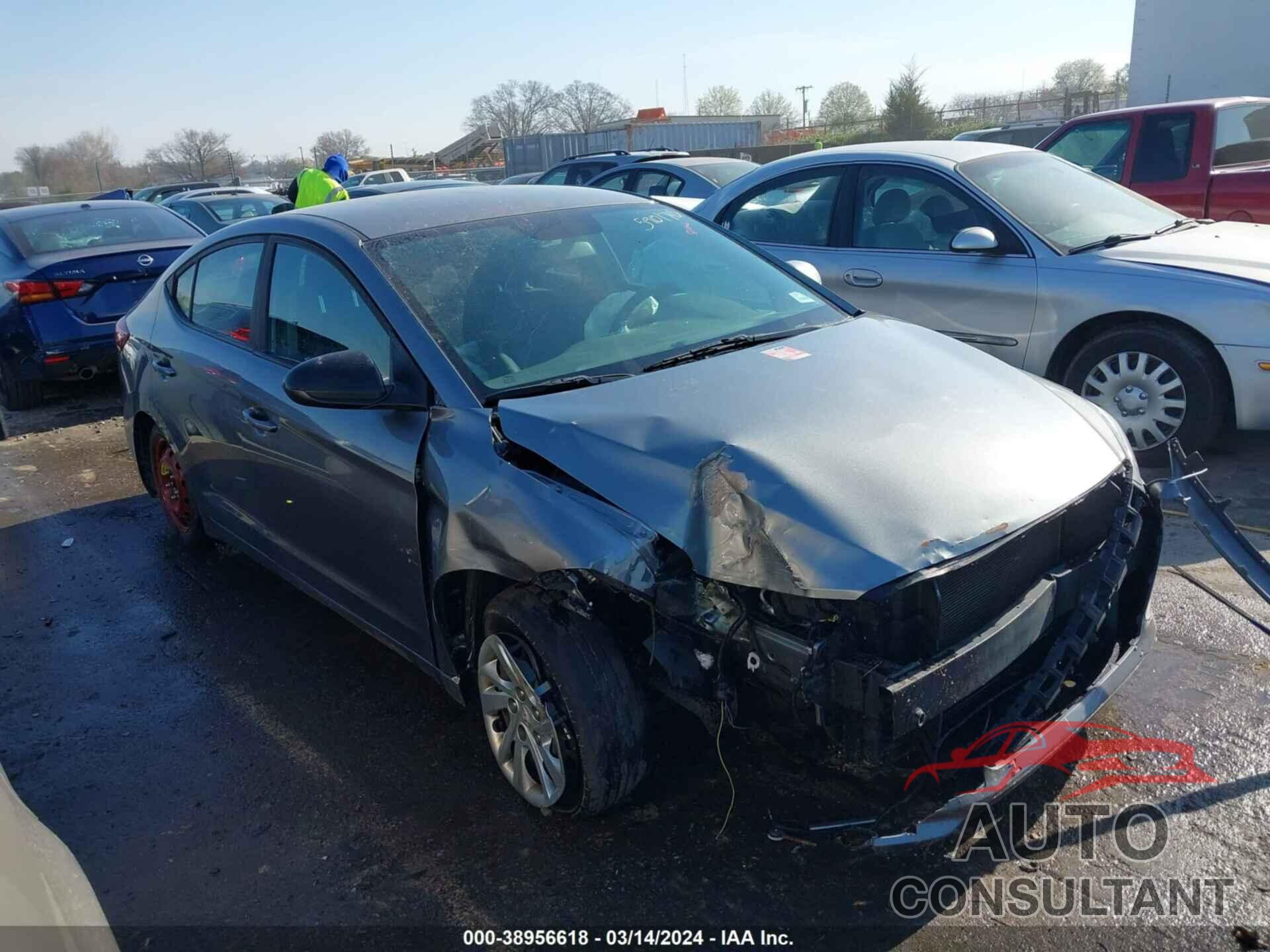 HYUNDAI ELANTRA 2018 - KMHD74LFXJU590170