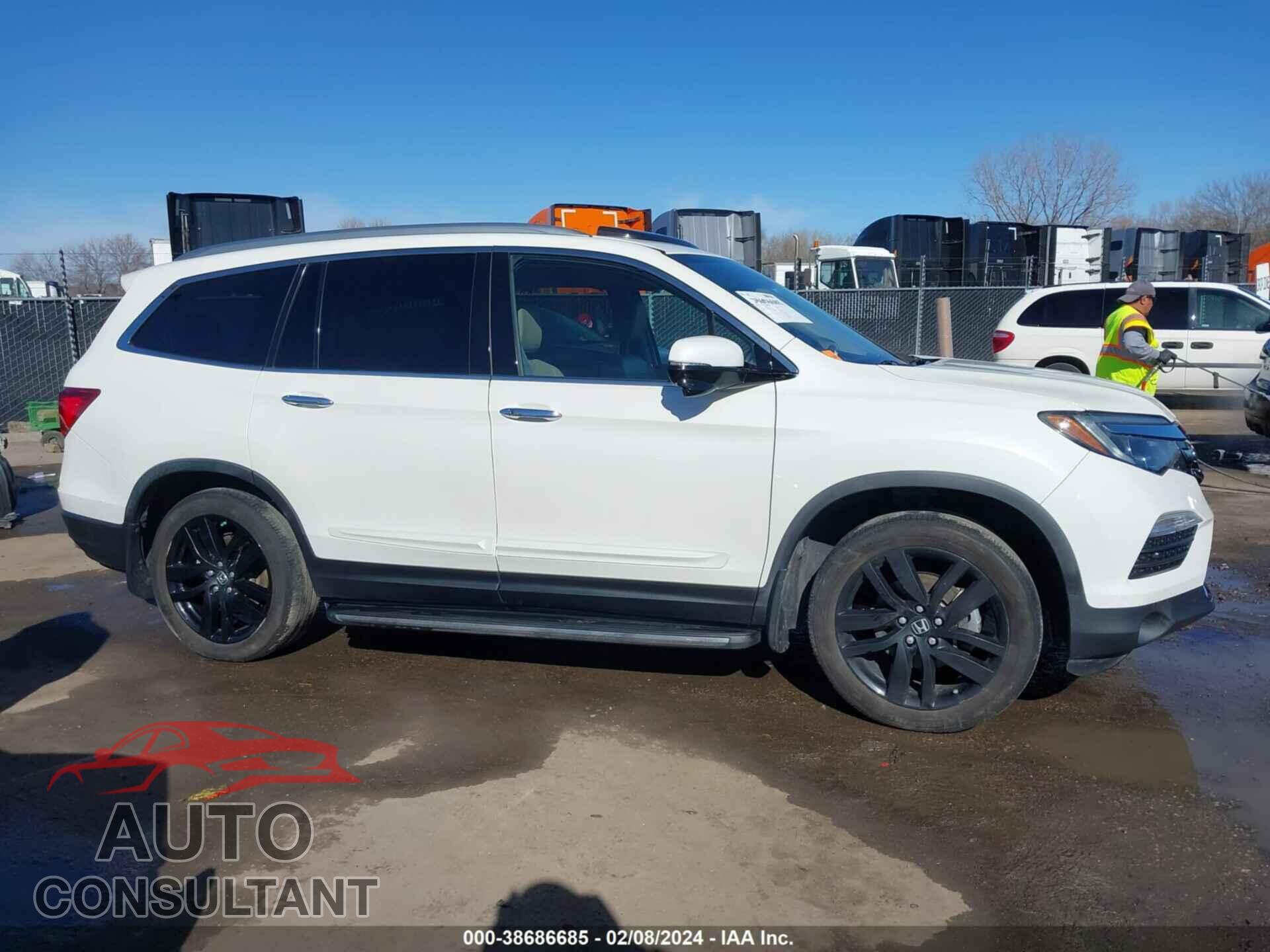 HONDA PILOT 2017 - 5FNYF6H95HB001987