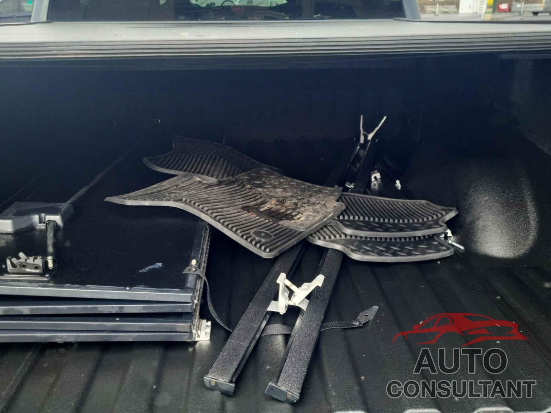 CHEVROLET SILVERADO 1500 2018 - 3GCUKREC5JG377164