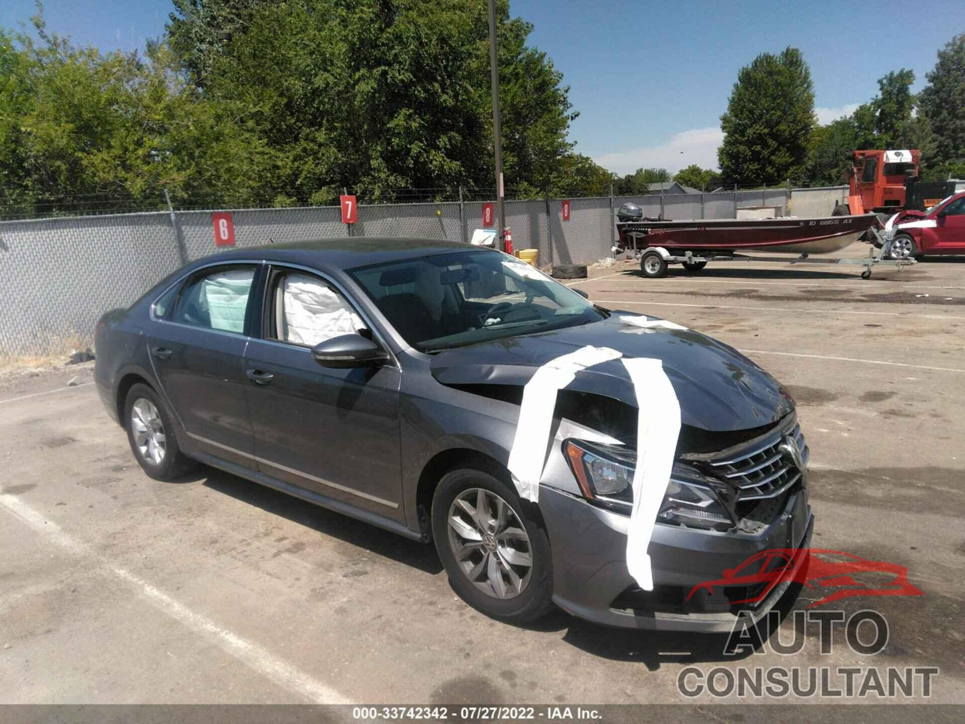 VOLKSWAGEN PASSAT 2017 - 1VWAT7A36HC078660