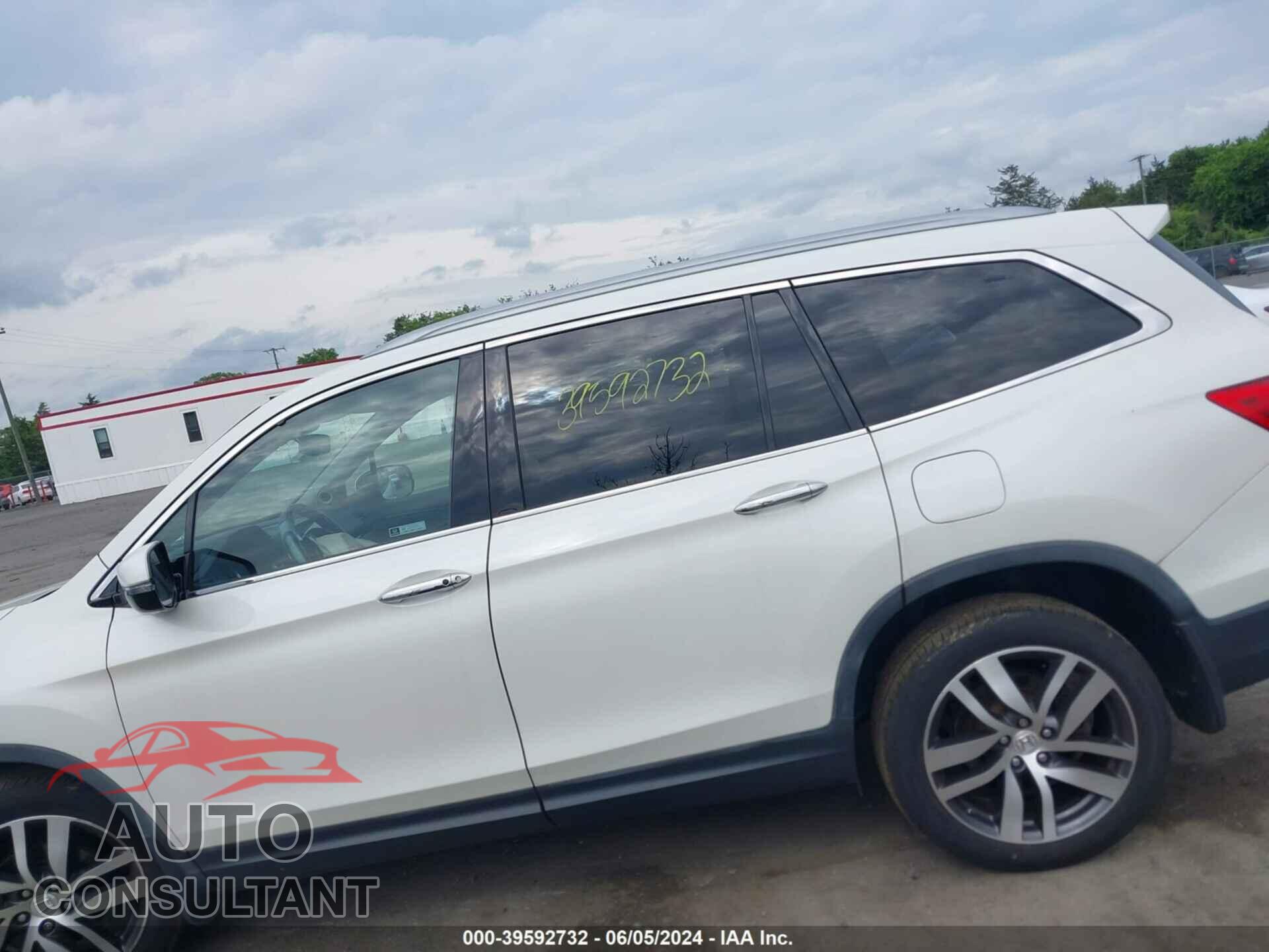 HONDA PILOT 2017 - 5FNYF6H99HB101736