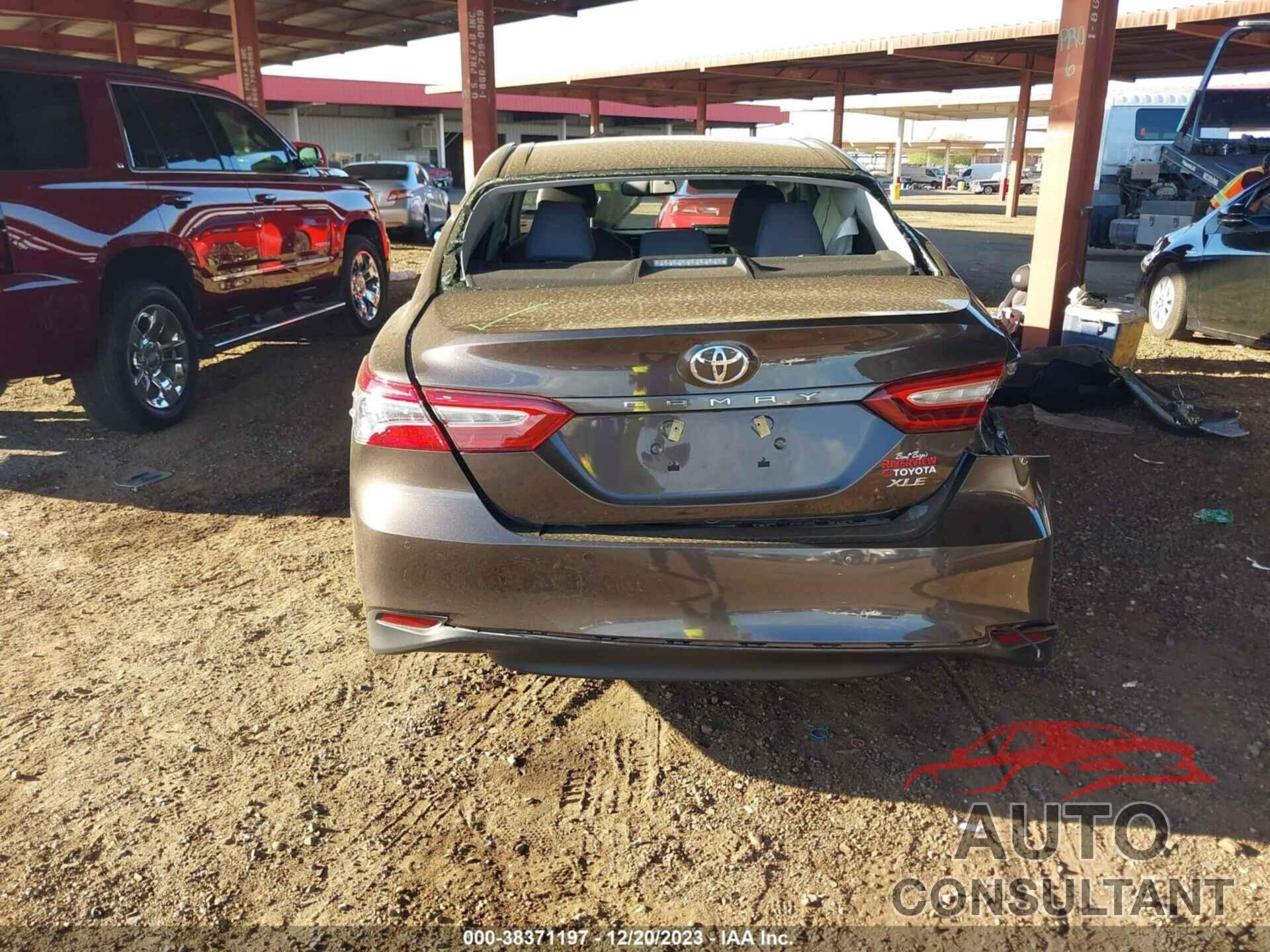 TOYOTA CAMRY 2018 - 4T1B11HK0JU500571