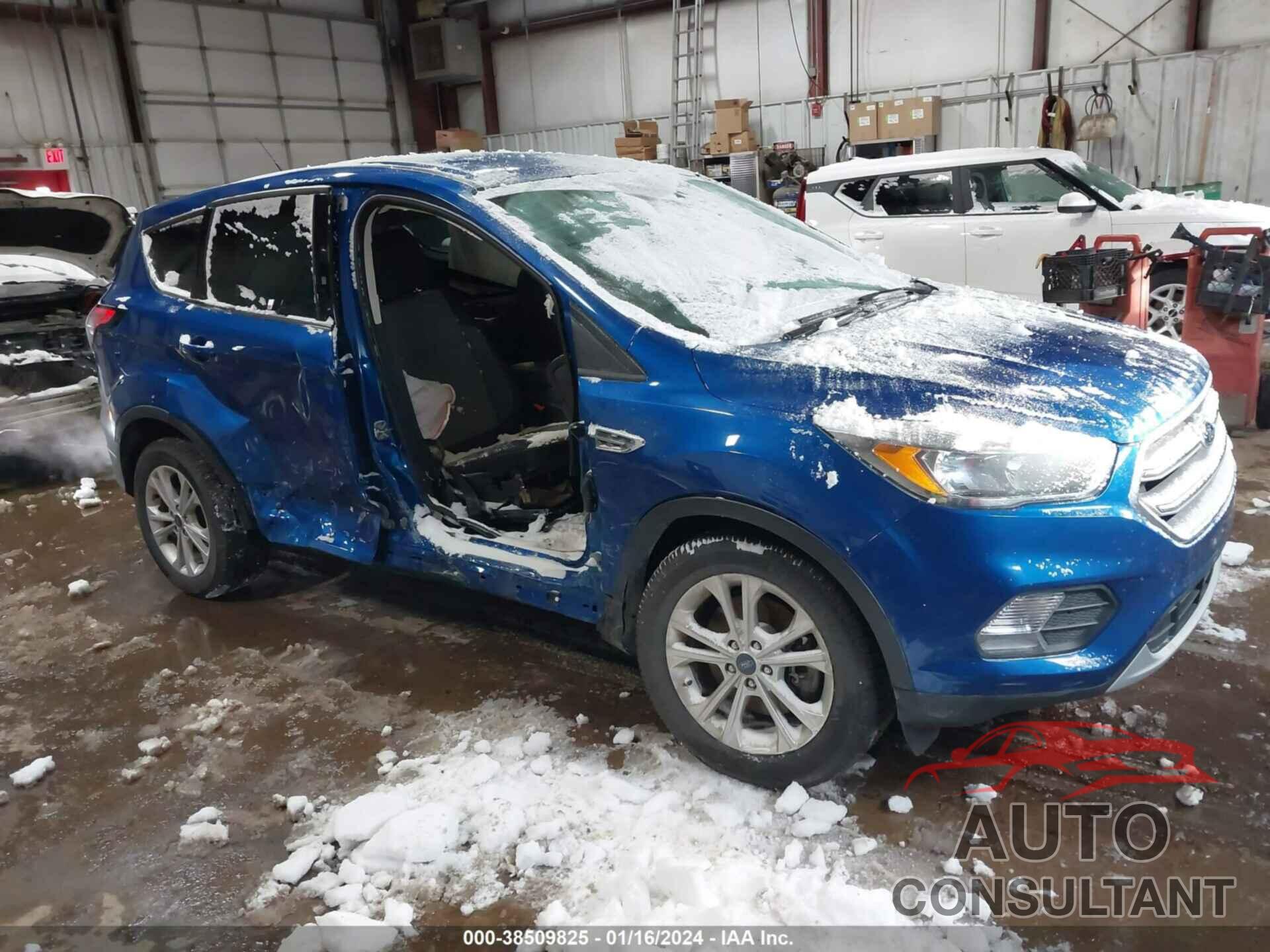 FORD ESCAPE 2017 - 1FMCU9GD1HUC77612