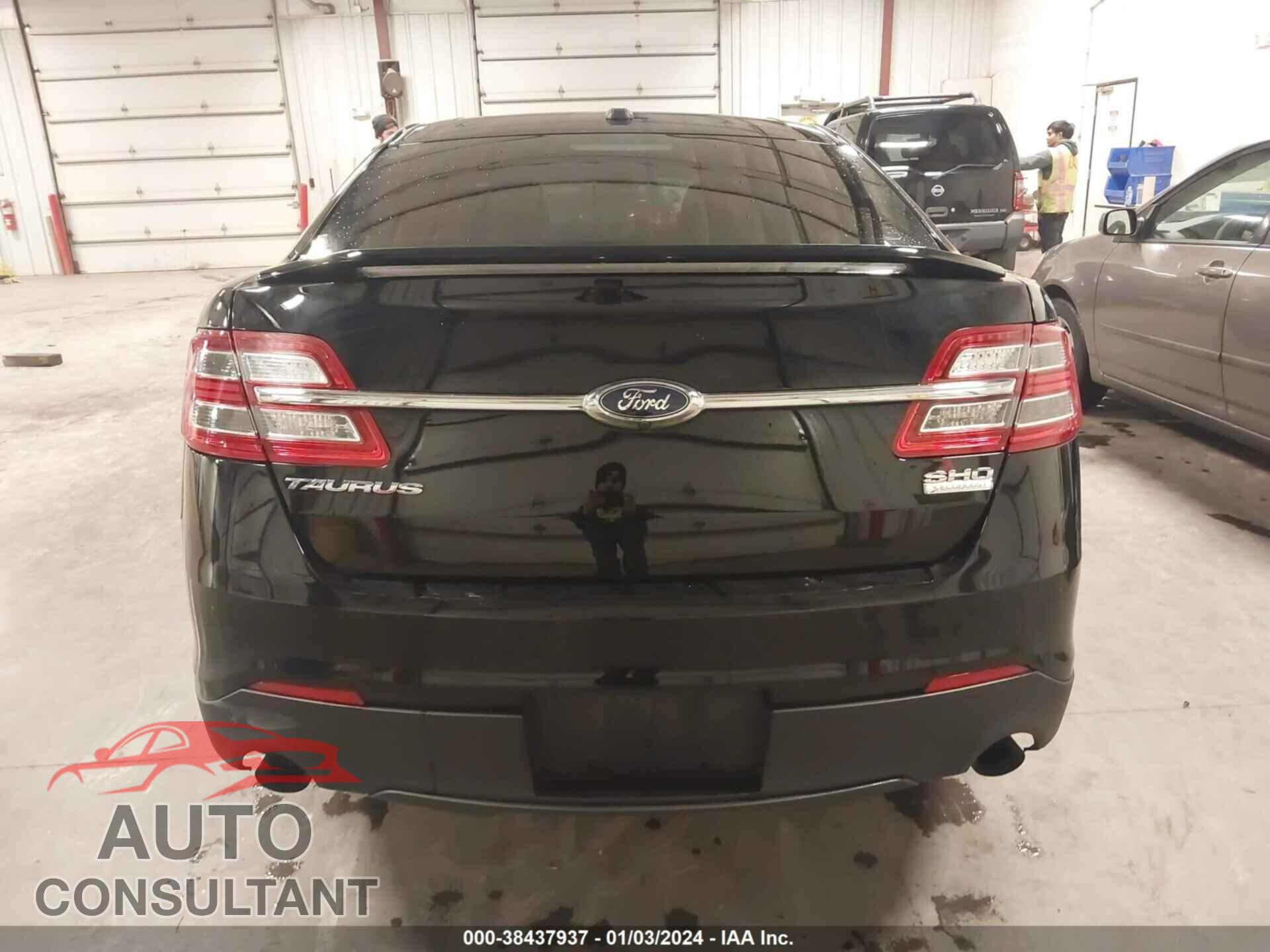 FORD TAURUS 2018 - 1FAHP2KT4JG111957