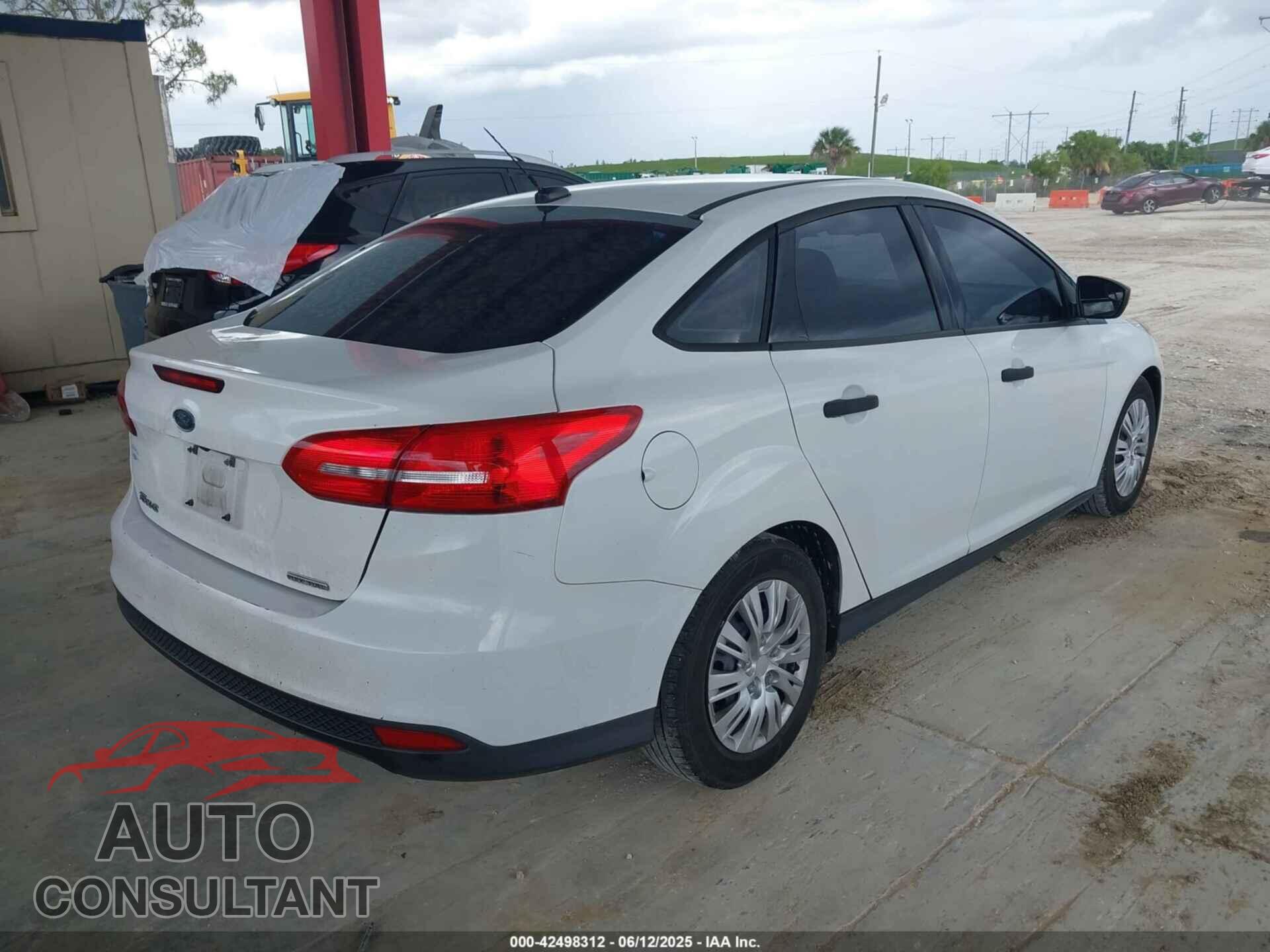 FORD FOCUS 2015 - 1FADP3E21FL372842
