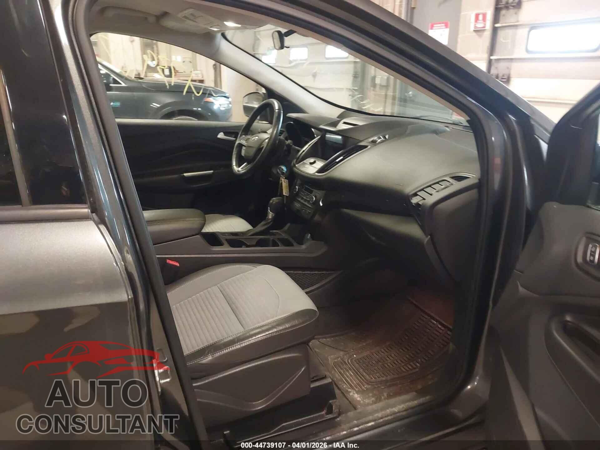 FORD ESCAPE 2017 - 1FMCU9GD5HUD93024