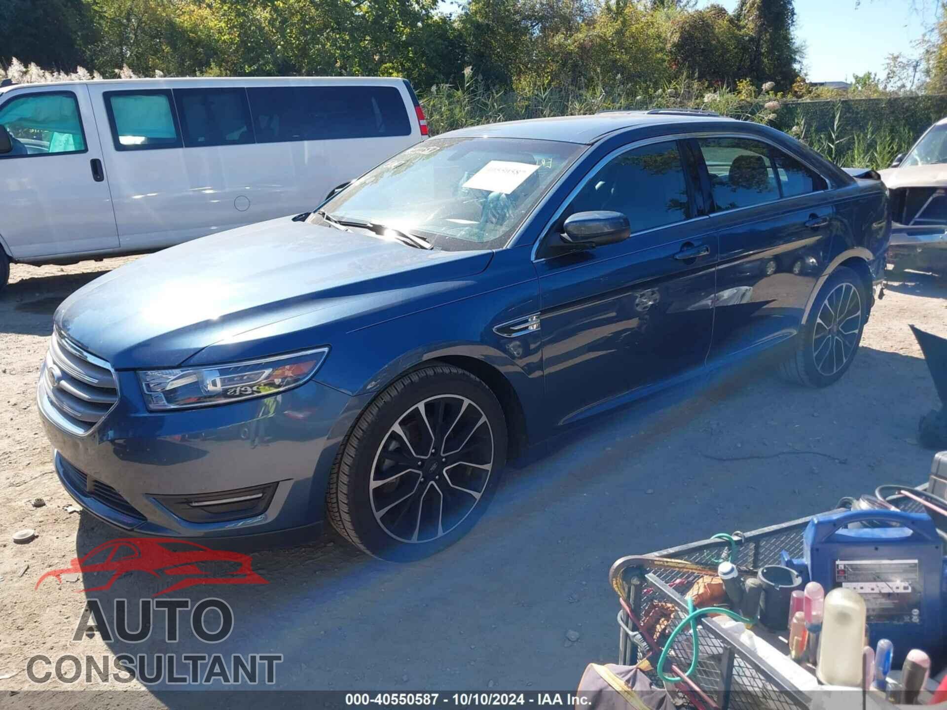 FORD TAURUS 2018 - 1FAHP2E80JG101031