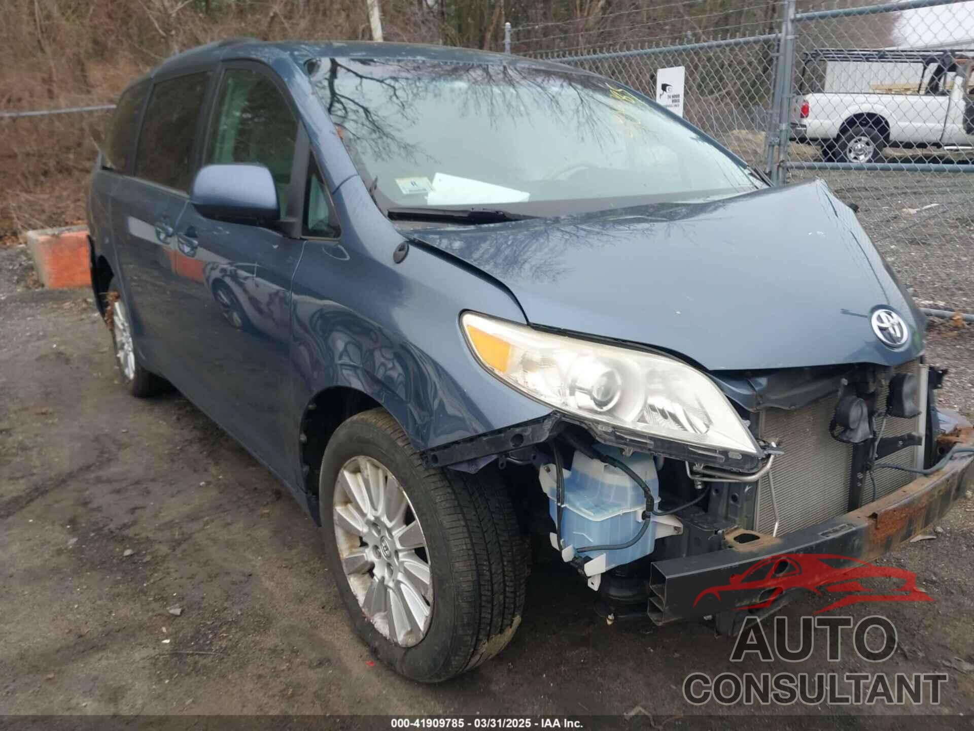 TOYOTA SIENNA 2013 - 5TDJK3DC8DS064035