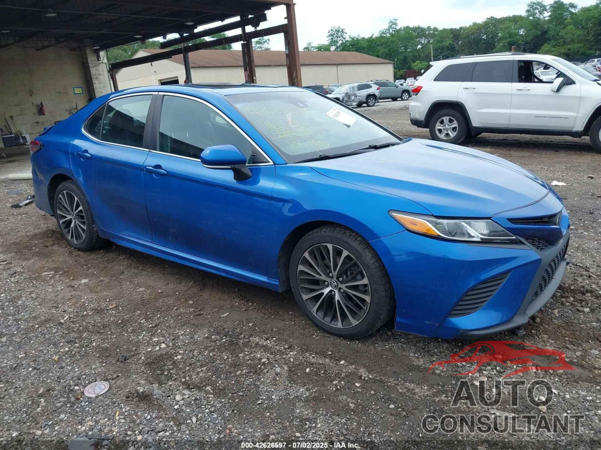 TOYOTA CAMRY 2018 - 4T1B11HK0JU023446