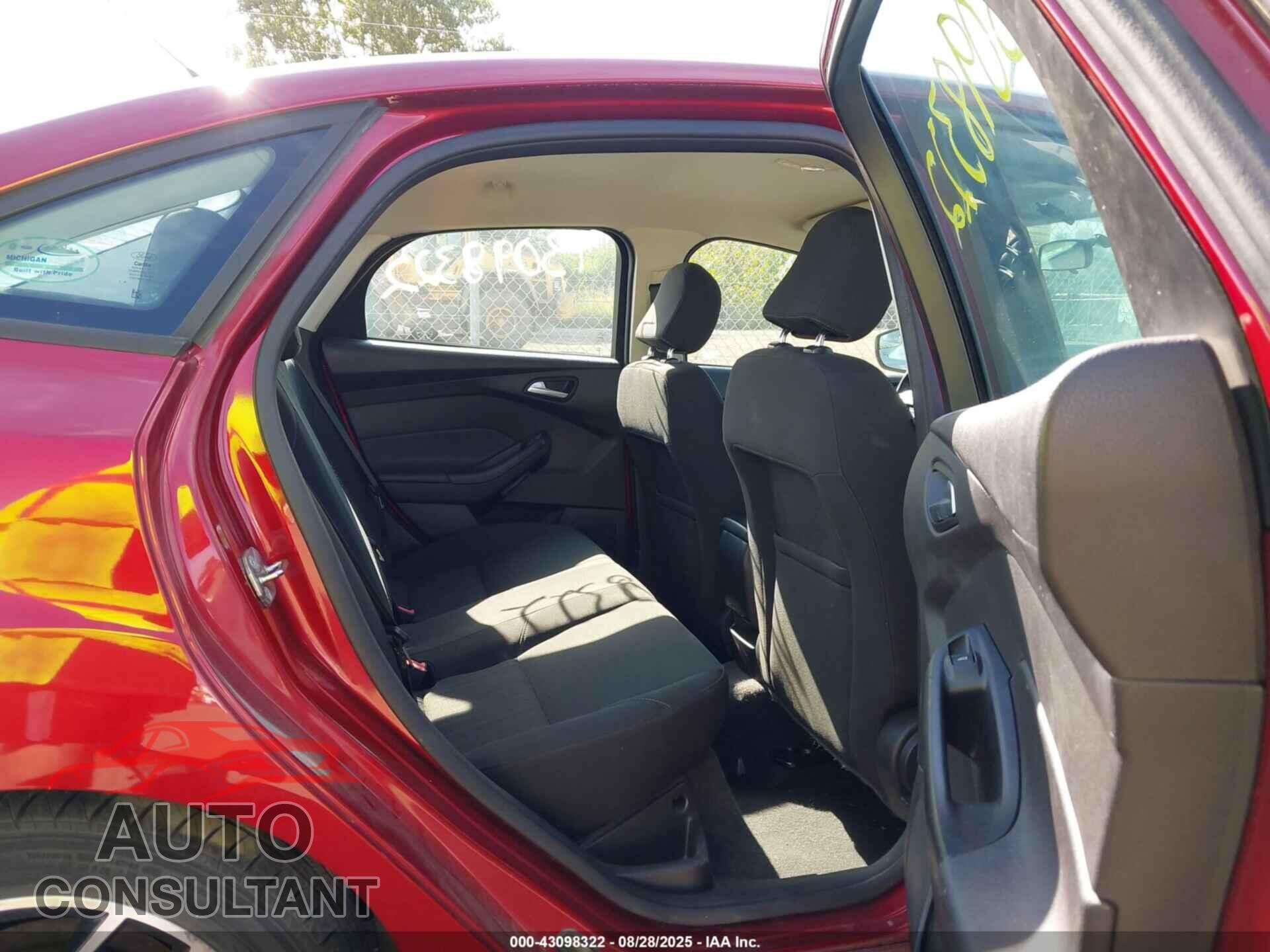 FORD FOCUS 2015 - 1FADP3F21FL247693