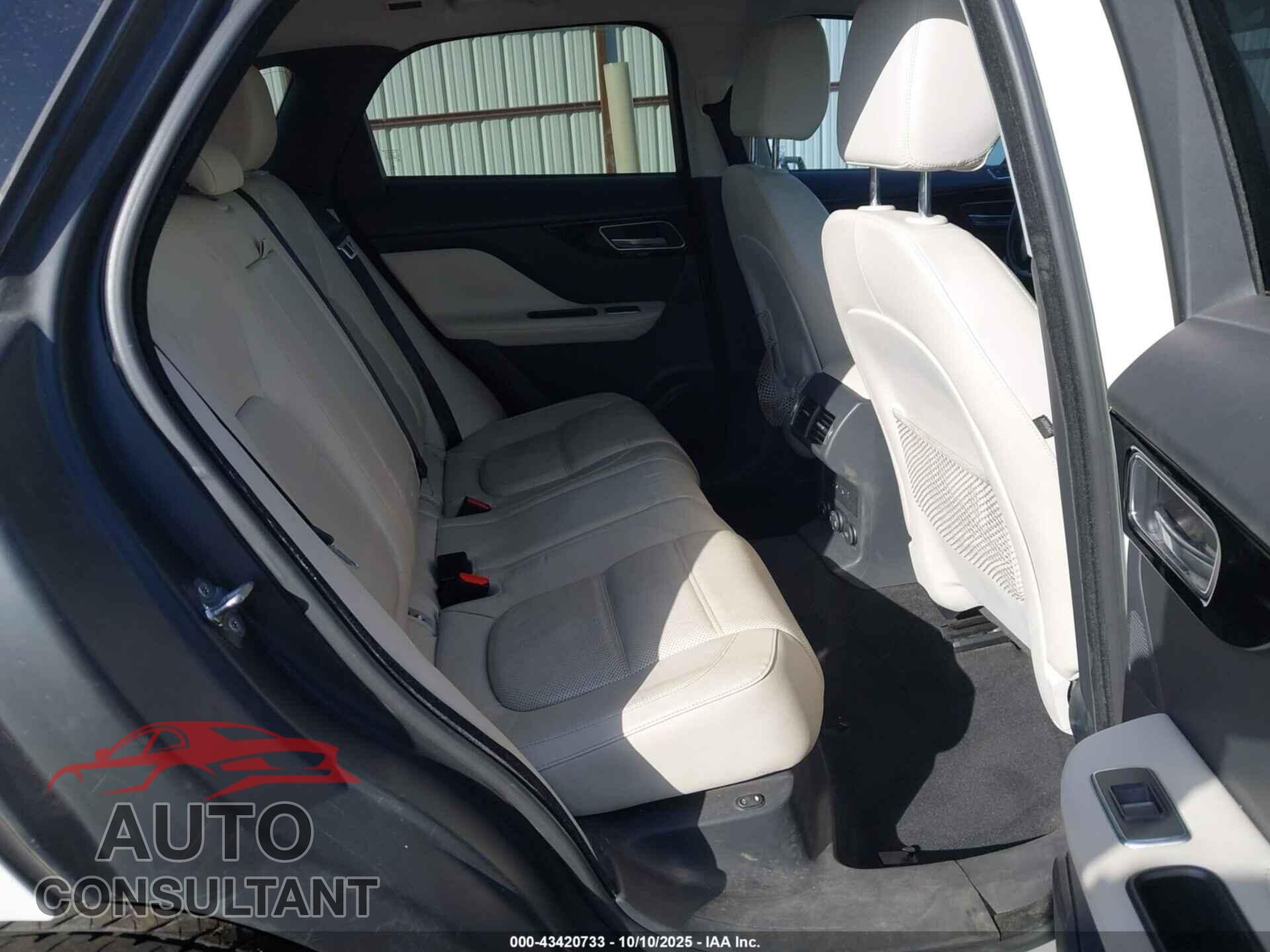 JAGUAR F-PACE 2017 - SADCK2BN7HA498008