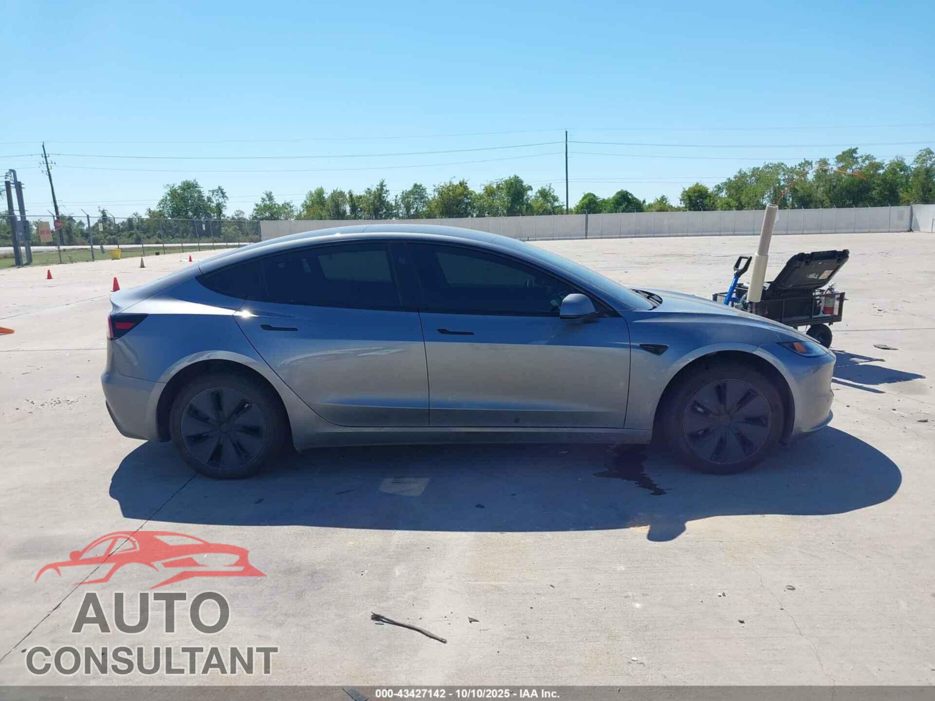 TESLA MODEL 3 2024 - 5YJ3E1EA5RF857449