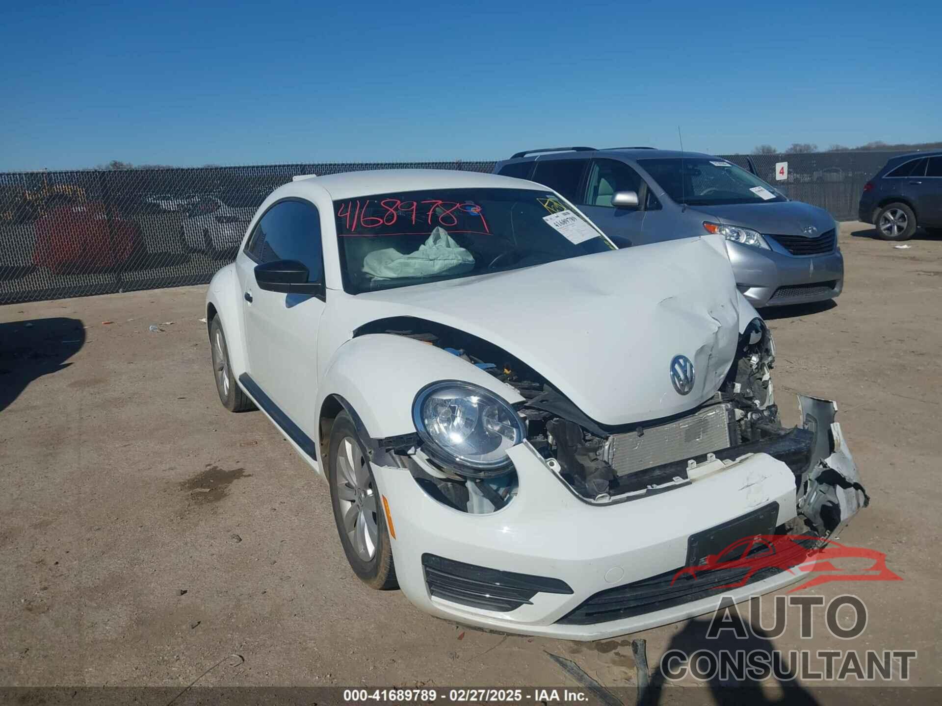 VOLKSWAGEN BEETLE 2017 - 3VWF17AT4HM608277