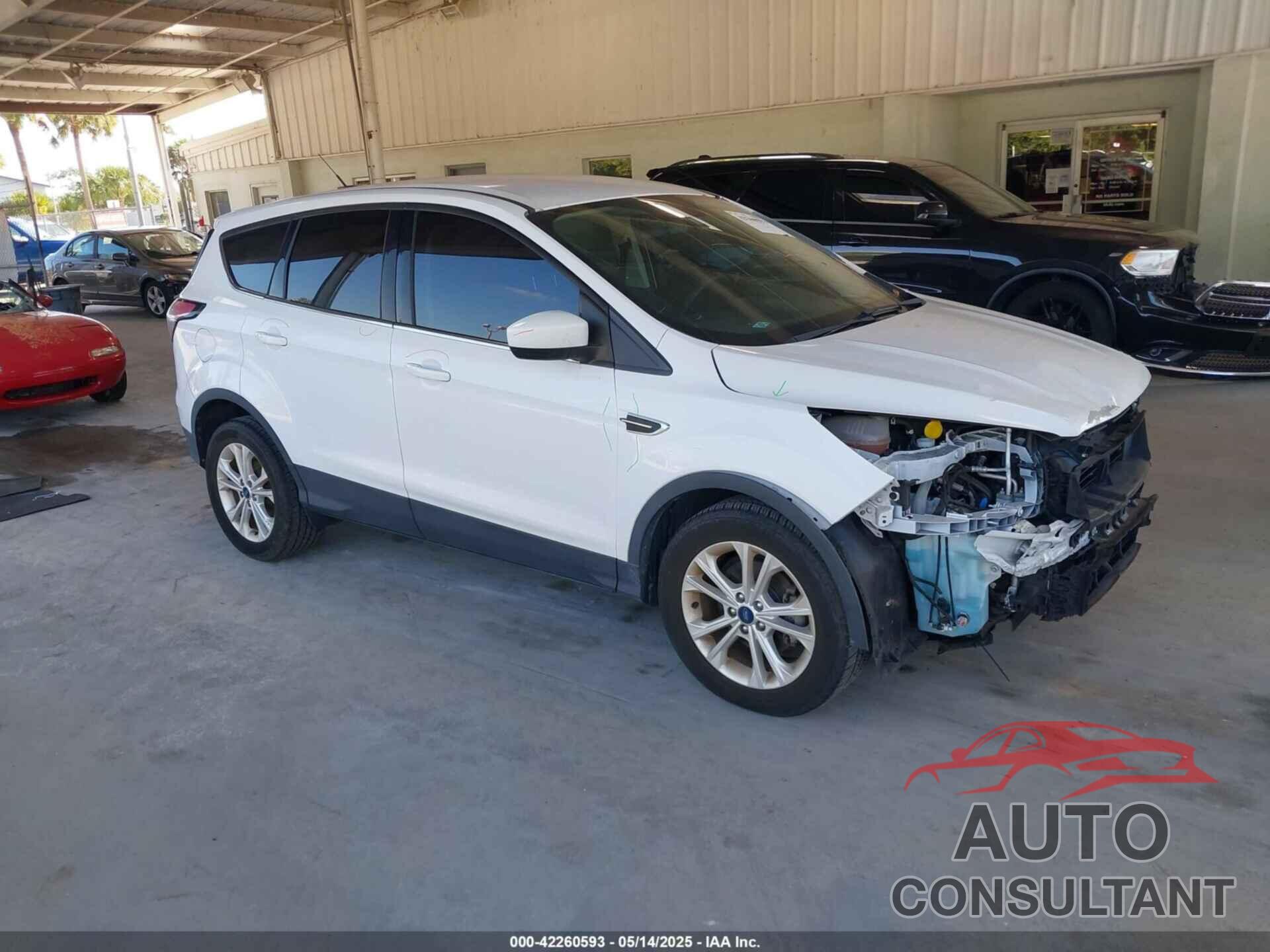 FORD ESCAPE 2017 - 1FMCU0GD0HUD13057
