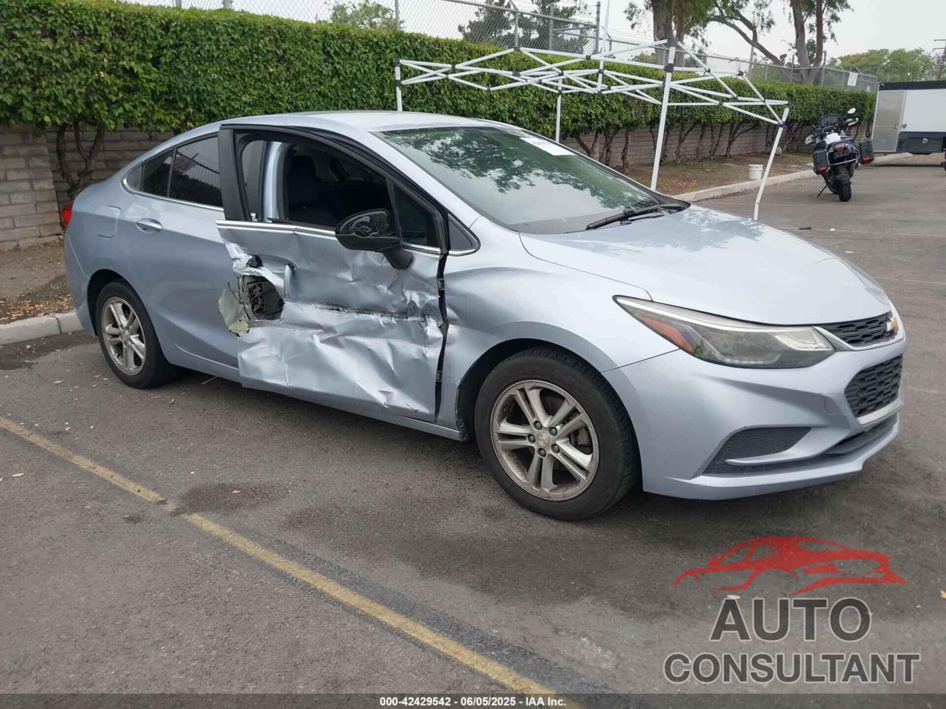 CHEVROLET CRUZE 2018 - 1G1BE5SM0J7102231