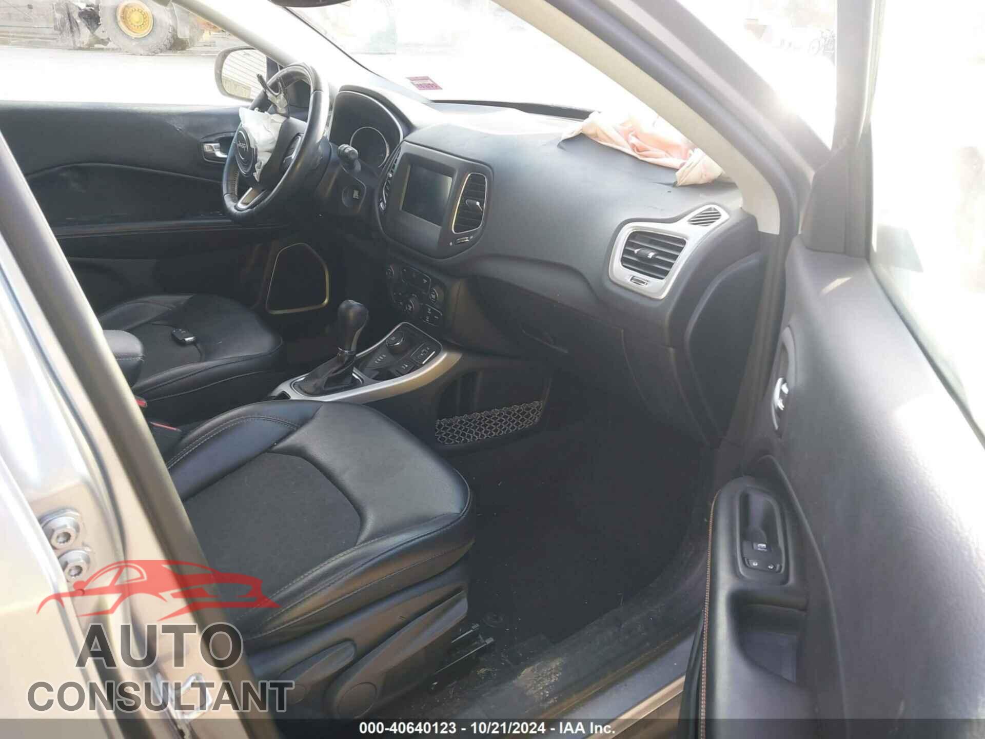 JEEP COMPASS 2018 - 3C4NJDBB2JT221998