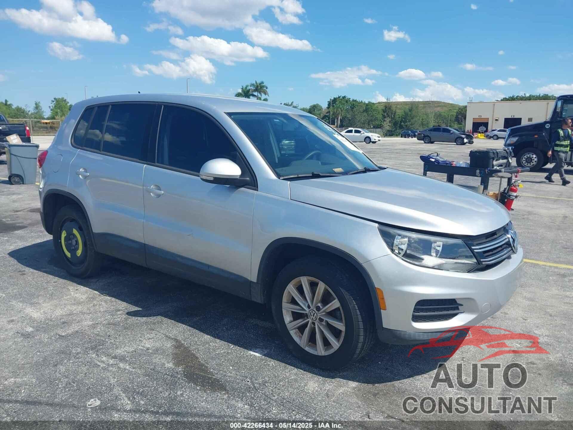 VOLKSWAGEN TIGUAN LIMITED 2018 - WVGAV7AX4JK001874