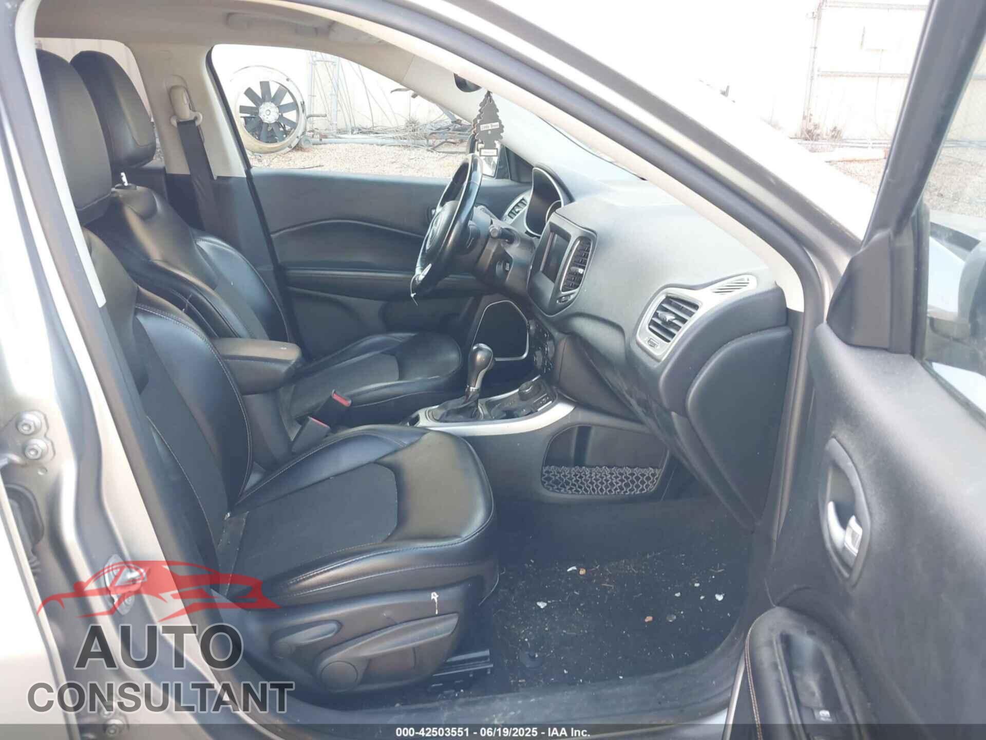 JEEP COMPASS 2018 - 3C4NJDBB2JT117009