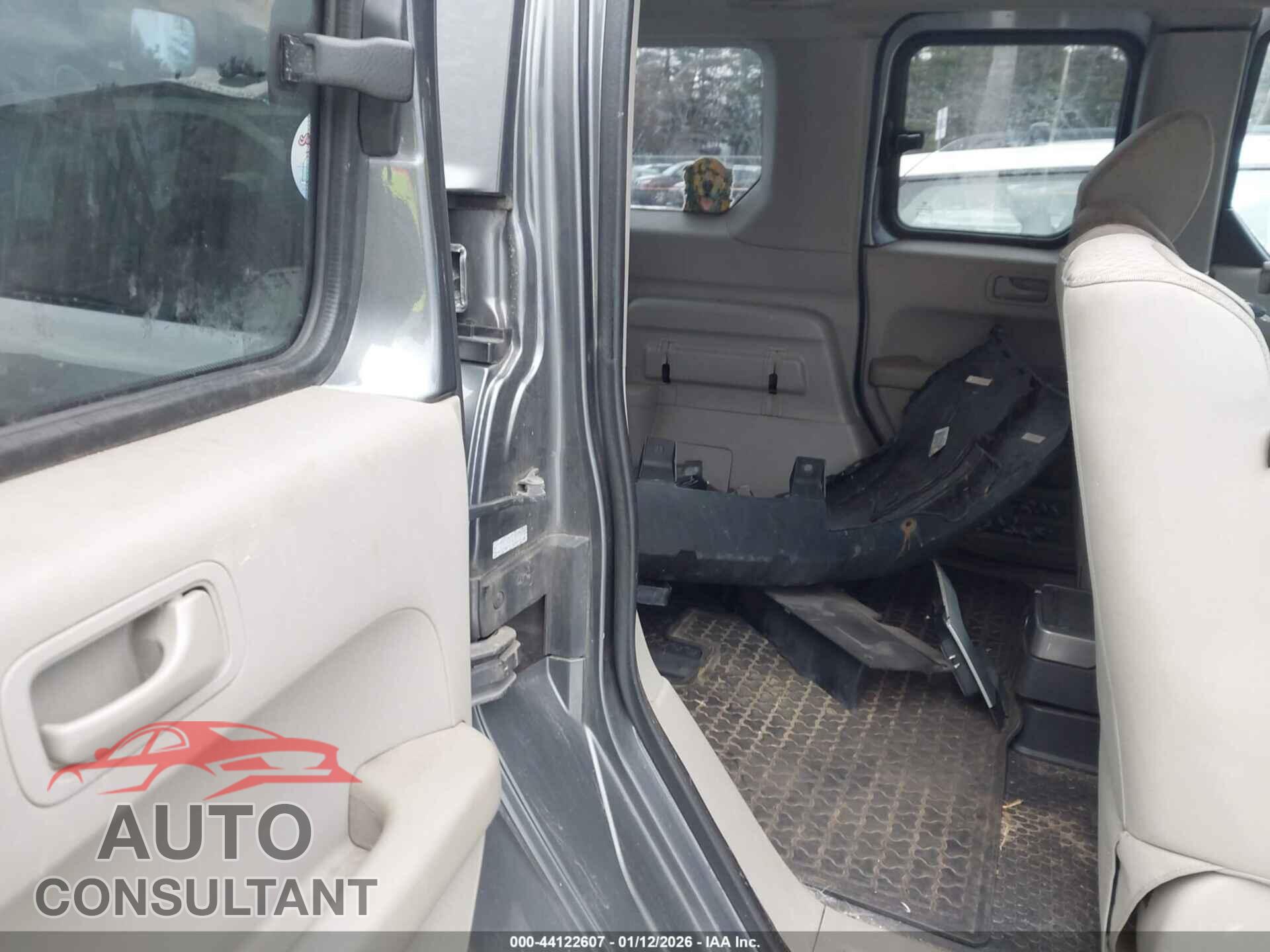 HONDA ELEMENT 2011 - 5J6YH2H37BL000577