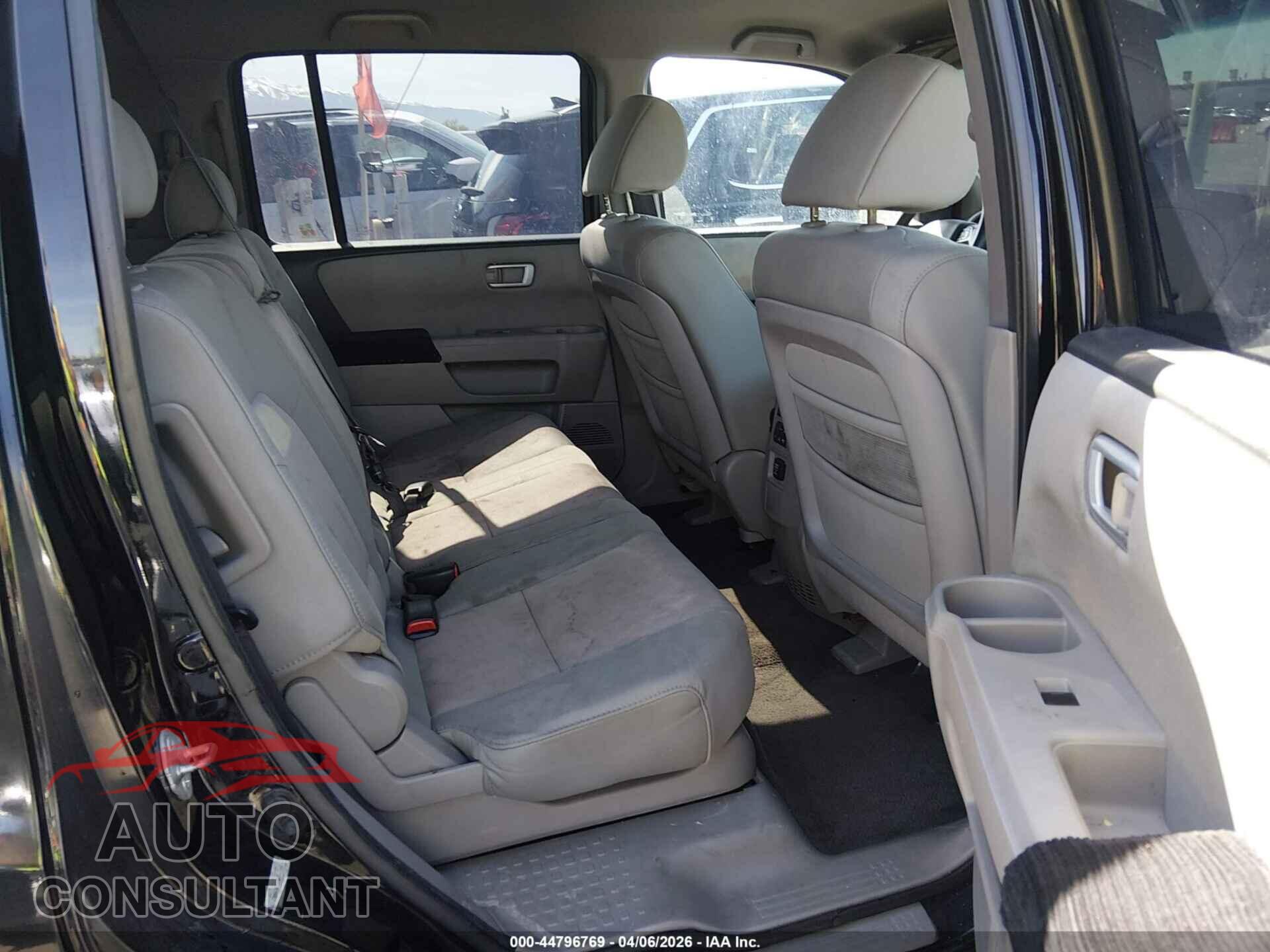 HONDA PILOT 2011 - 5FNYF3H48BB016560