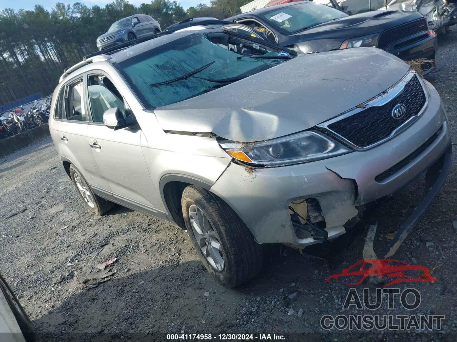 KIA SORENTO 2015 - 5XYKT3A61FG560231