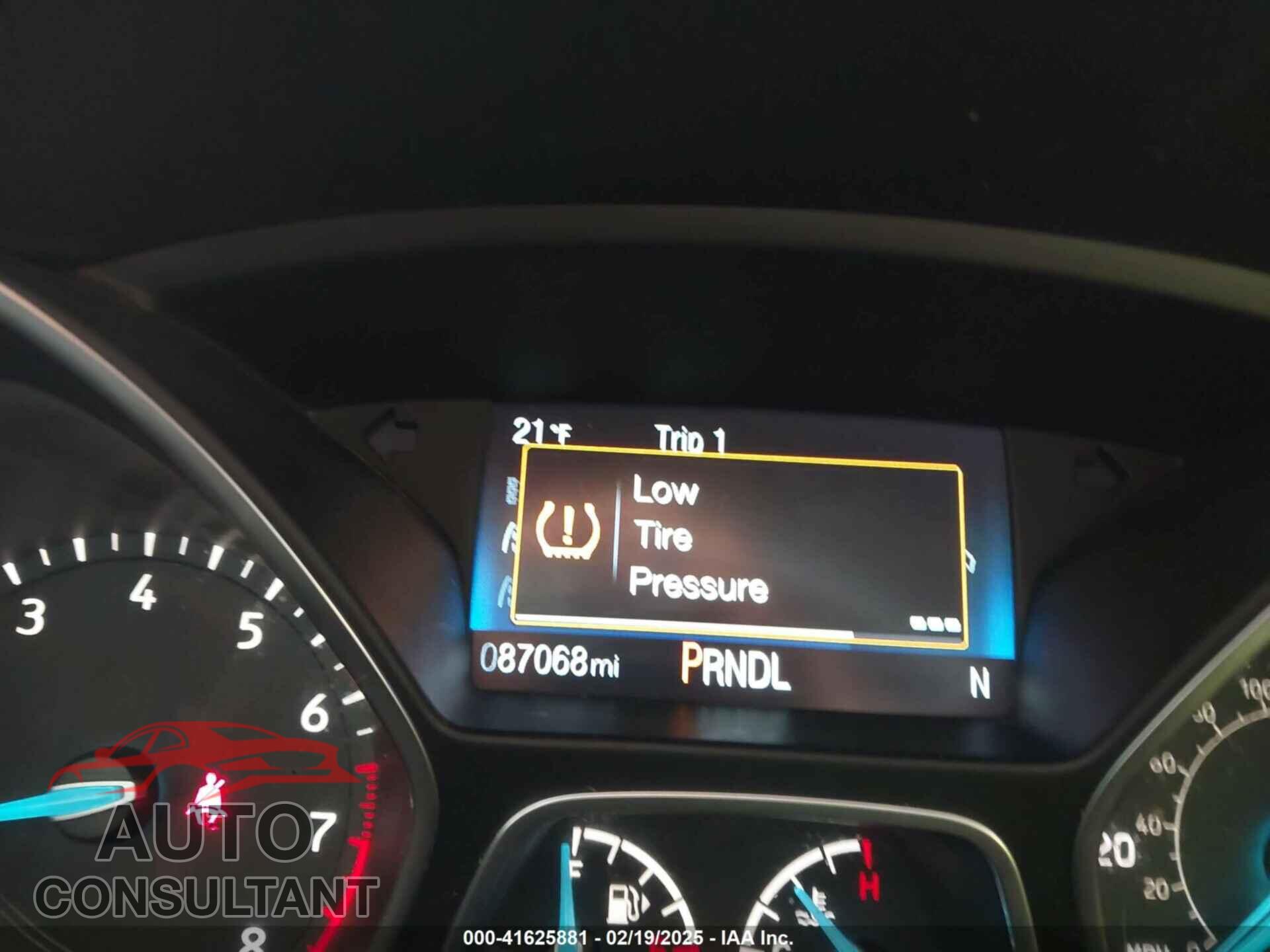 FORD FOCUS 2018 - 1FADP3F25JL299174