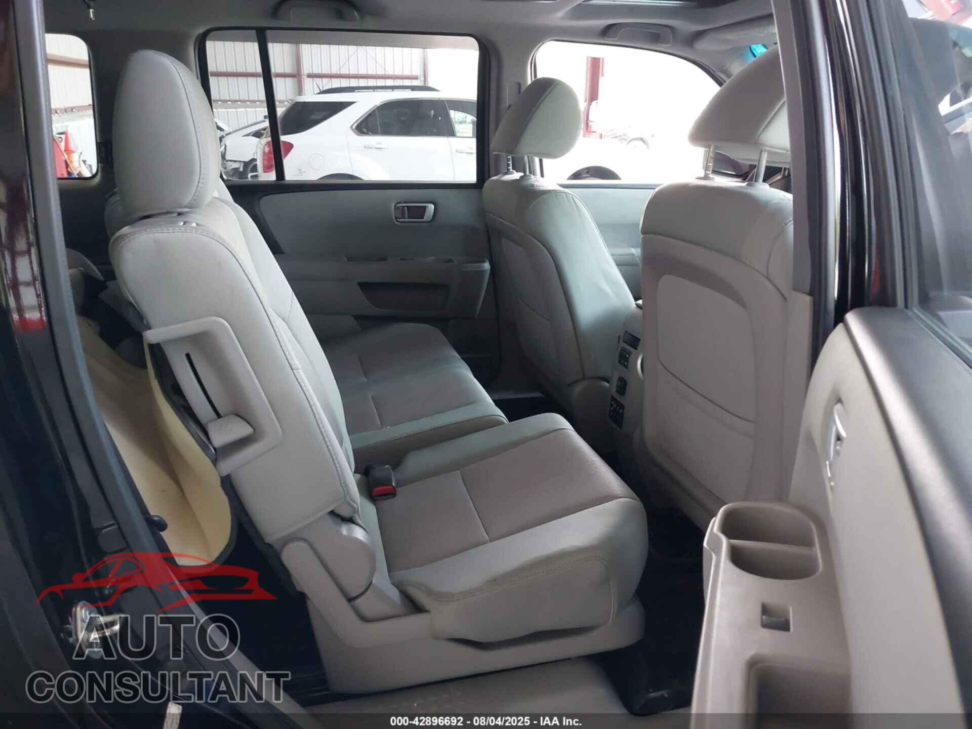 HONDA PILOT 2015 - 5FNYF4H33FB048111