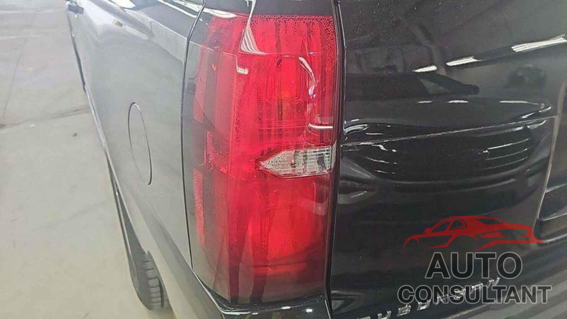 CHEVROLET SUBURBAN 2018 - 1GNSKHKC2JR112554
